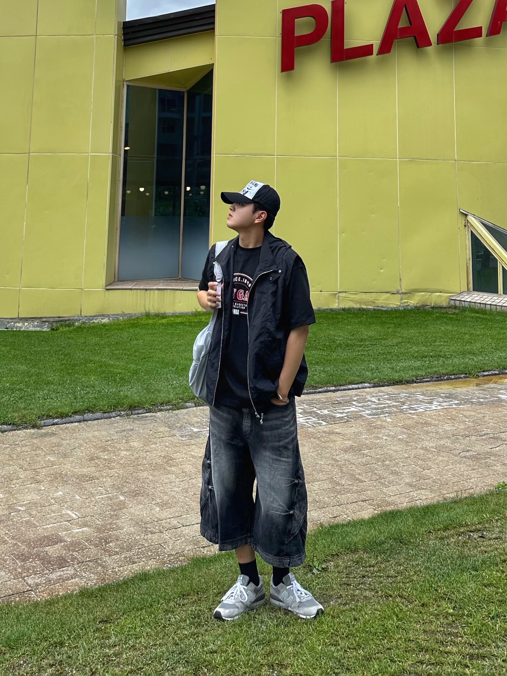 BLR Curved Cover Cargo Bermuda Washing Denim Pants Black 착용 스타일