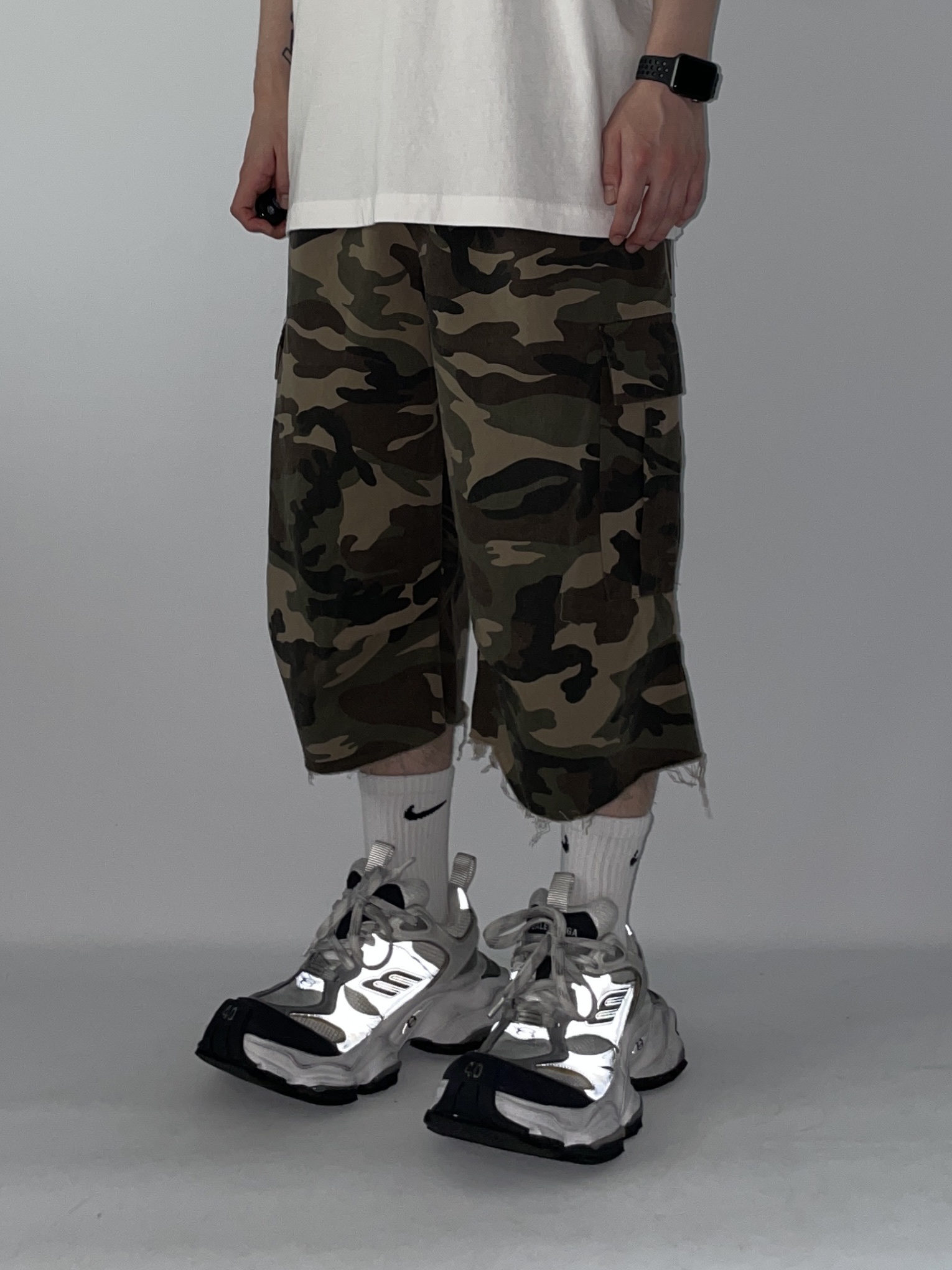 Balenciaga Cargo Sneakers White Grey 착용 스타일 - 3