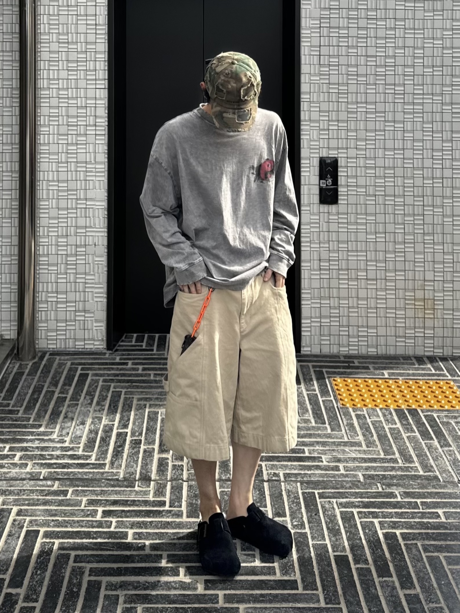 Awende Beheading Asaemon White Long Sleeve, Balenciaga Sunday Mule Black 착용 스타일 - 2
