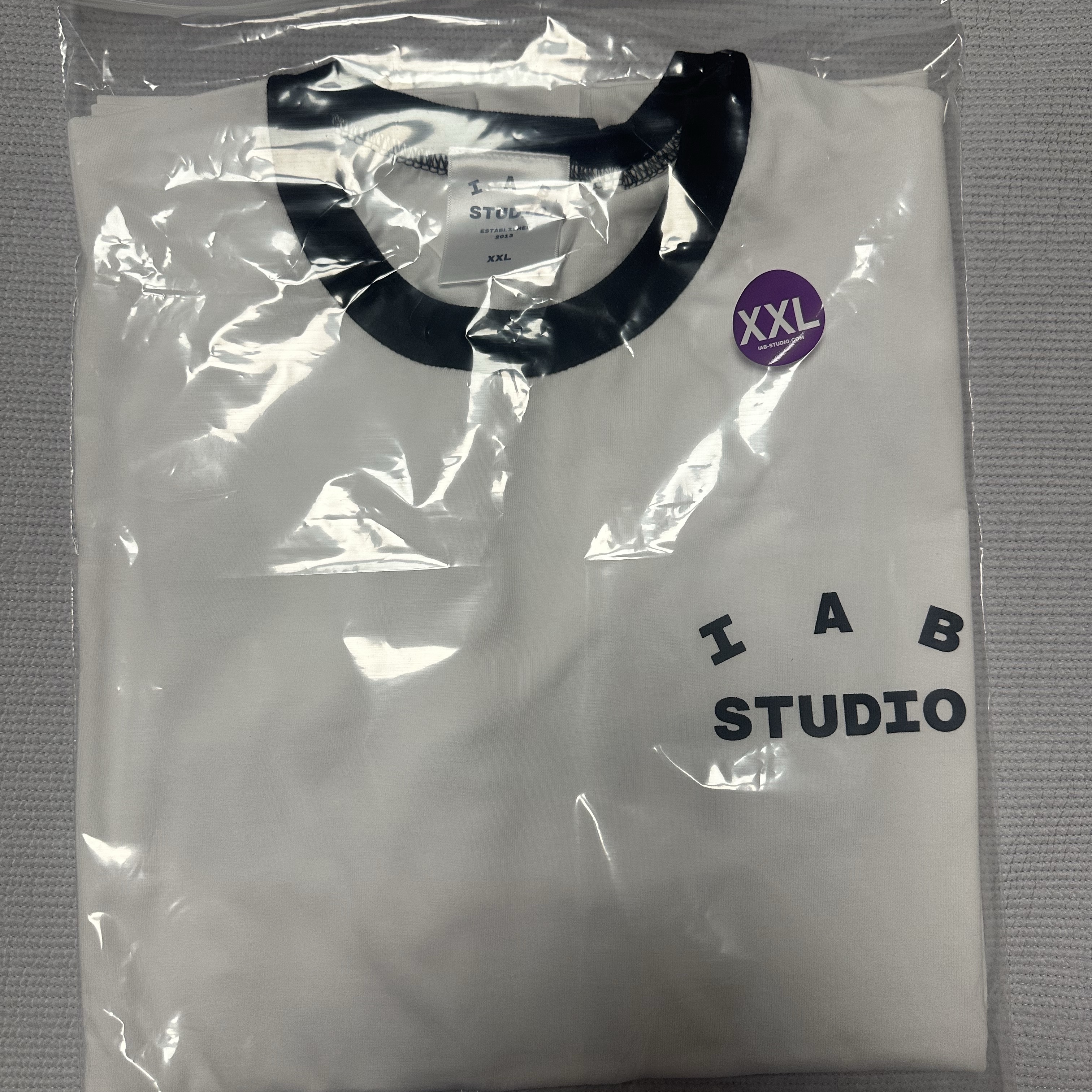IAB Studio Established T-Shirt White Black 착용 스타일 - 3