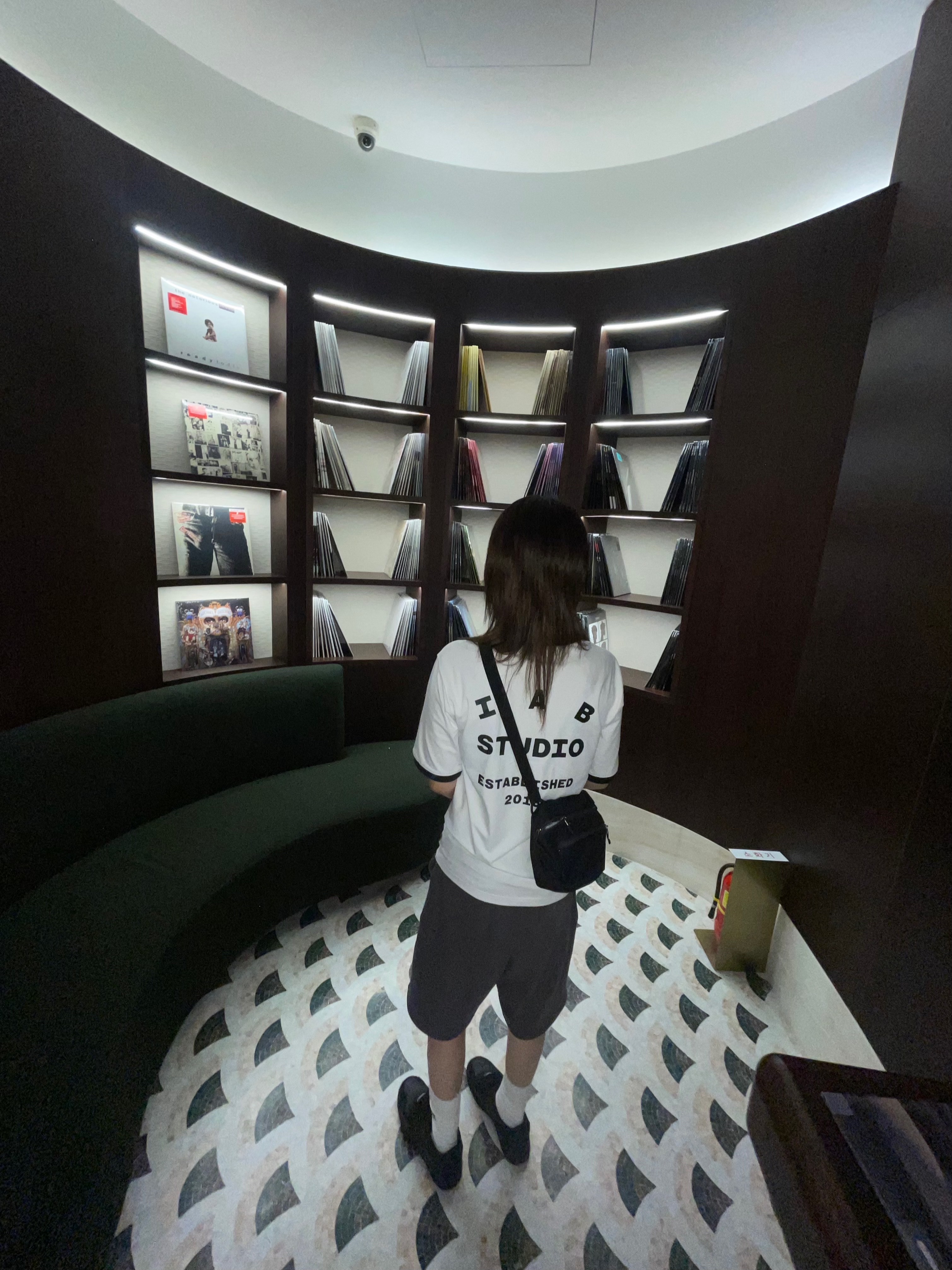 IAB Studio Established T-Shirt White Black, Arc'teryx Mantis 1 Waistpack Black 착용 스타일 - 1