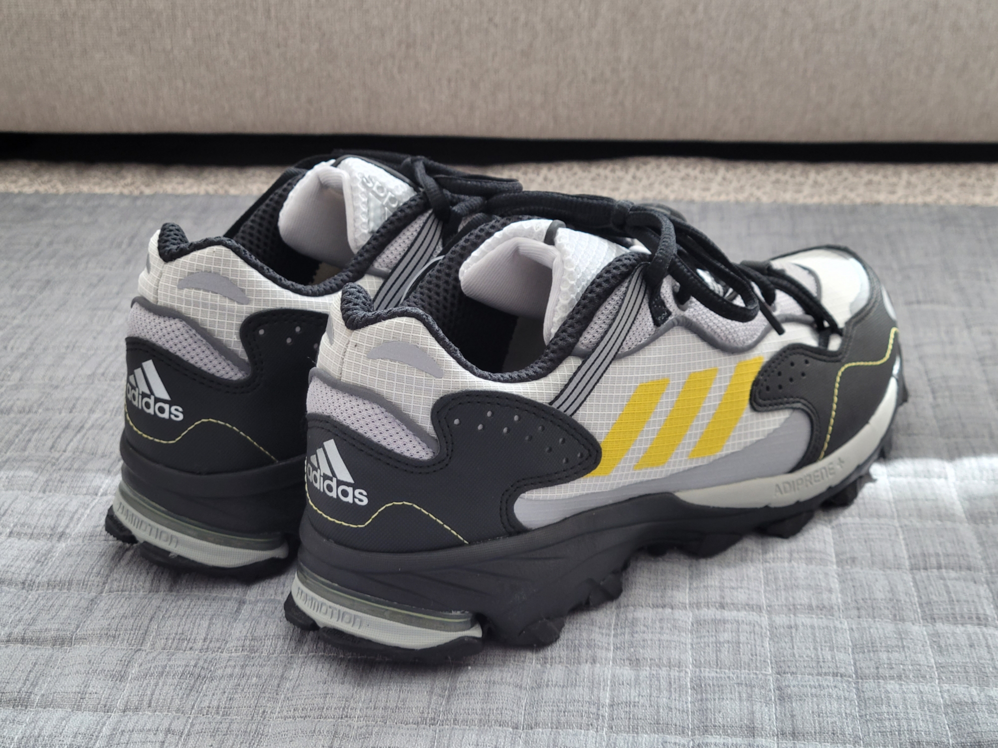 Adidas Response Hoverturf White Shock Yellow 착용 스타일 - 4
