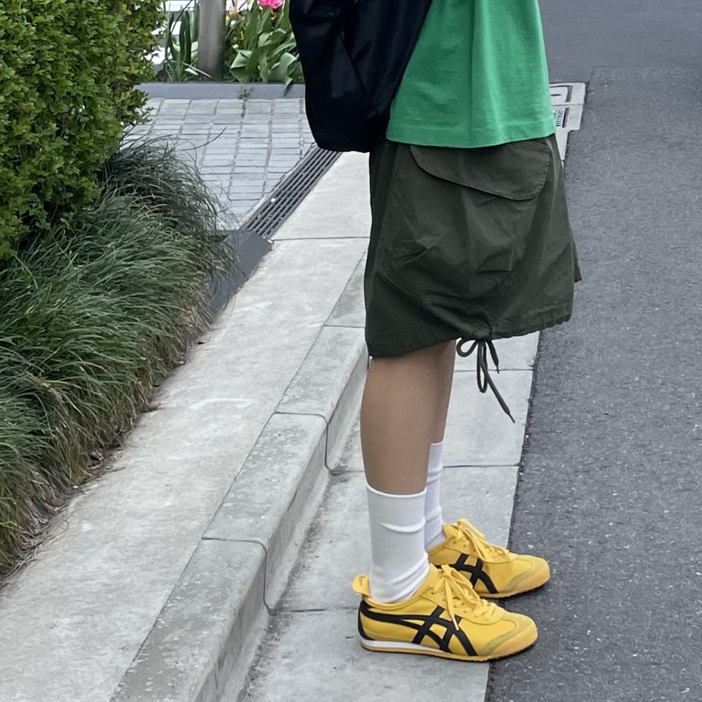 Onitsuka Tiger Mexico 66 Yellow Black 착용 스타일 - 3