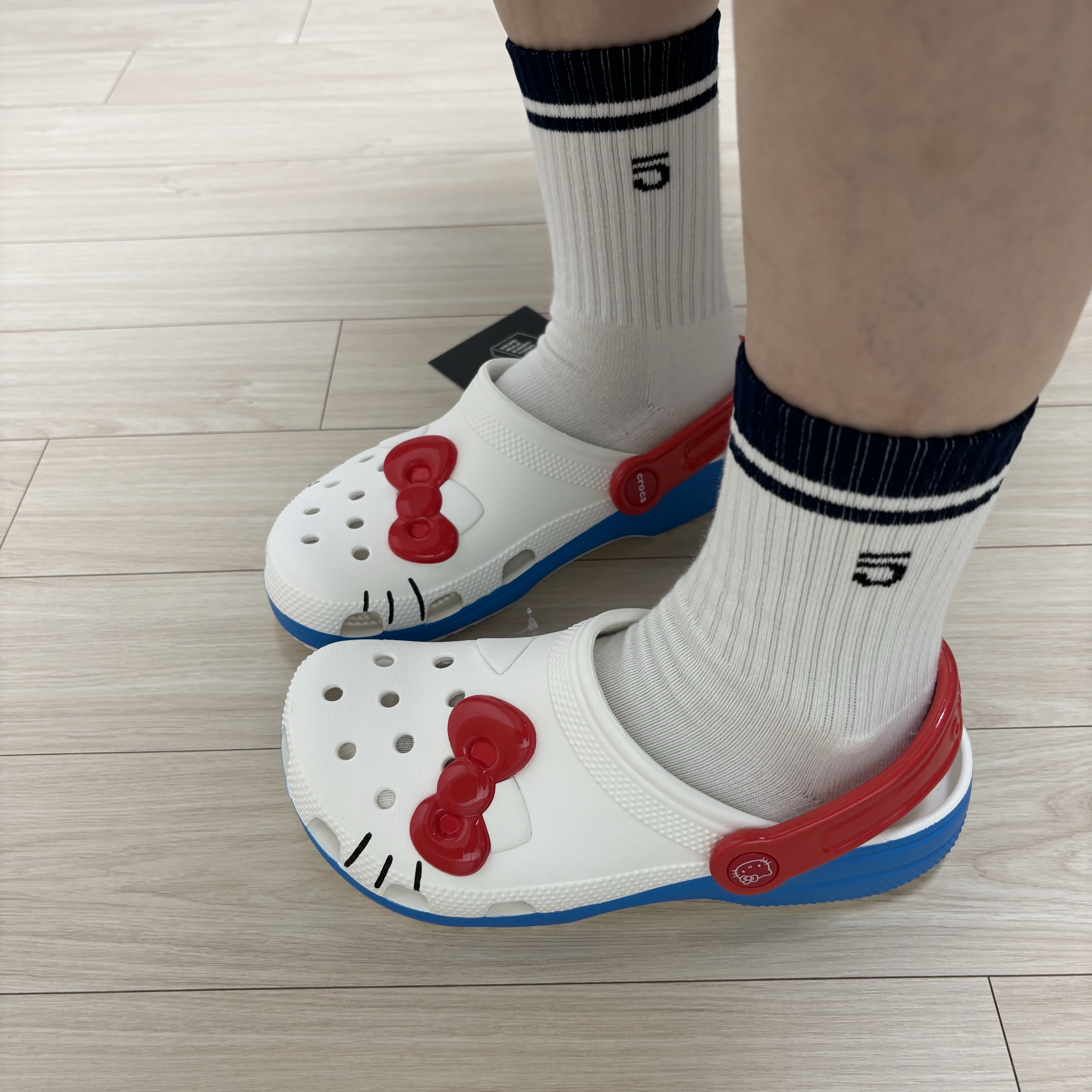 (W) Crocs x Hello Kitty Classic Clog White 착용 스타일 - 2