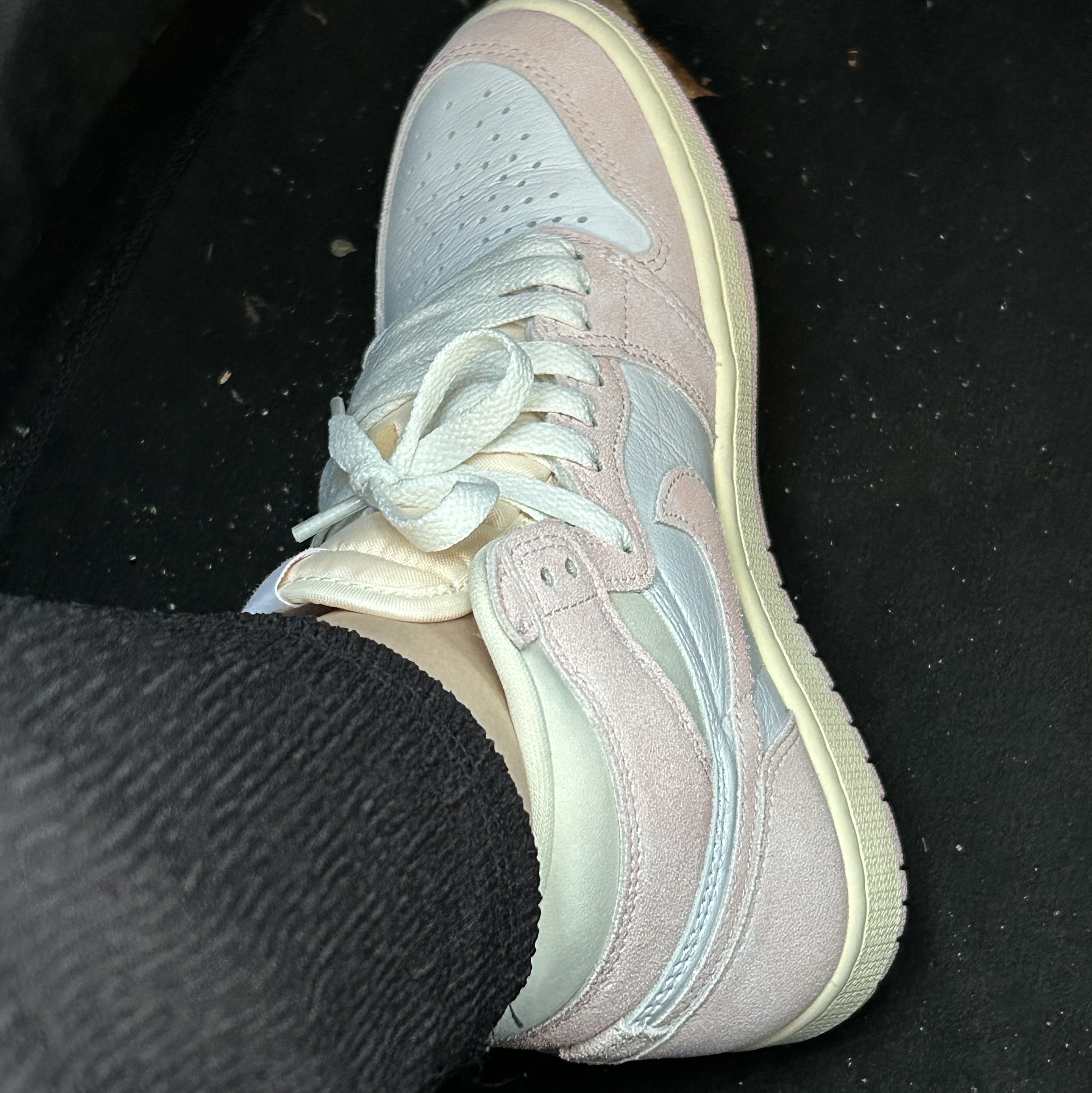 (W) Jordan 1 Retro High OG Coconut Milk and Sail 착용 스타일 - 2
