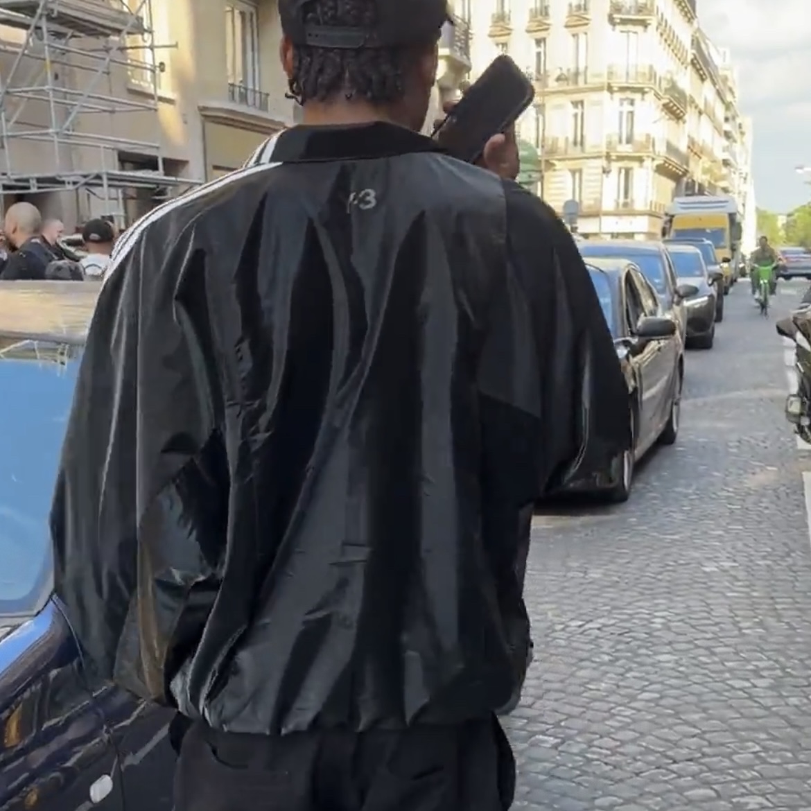 Y-3 Windbreaker Triple Black 착용 스타일 - 2