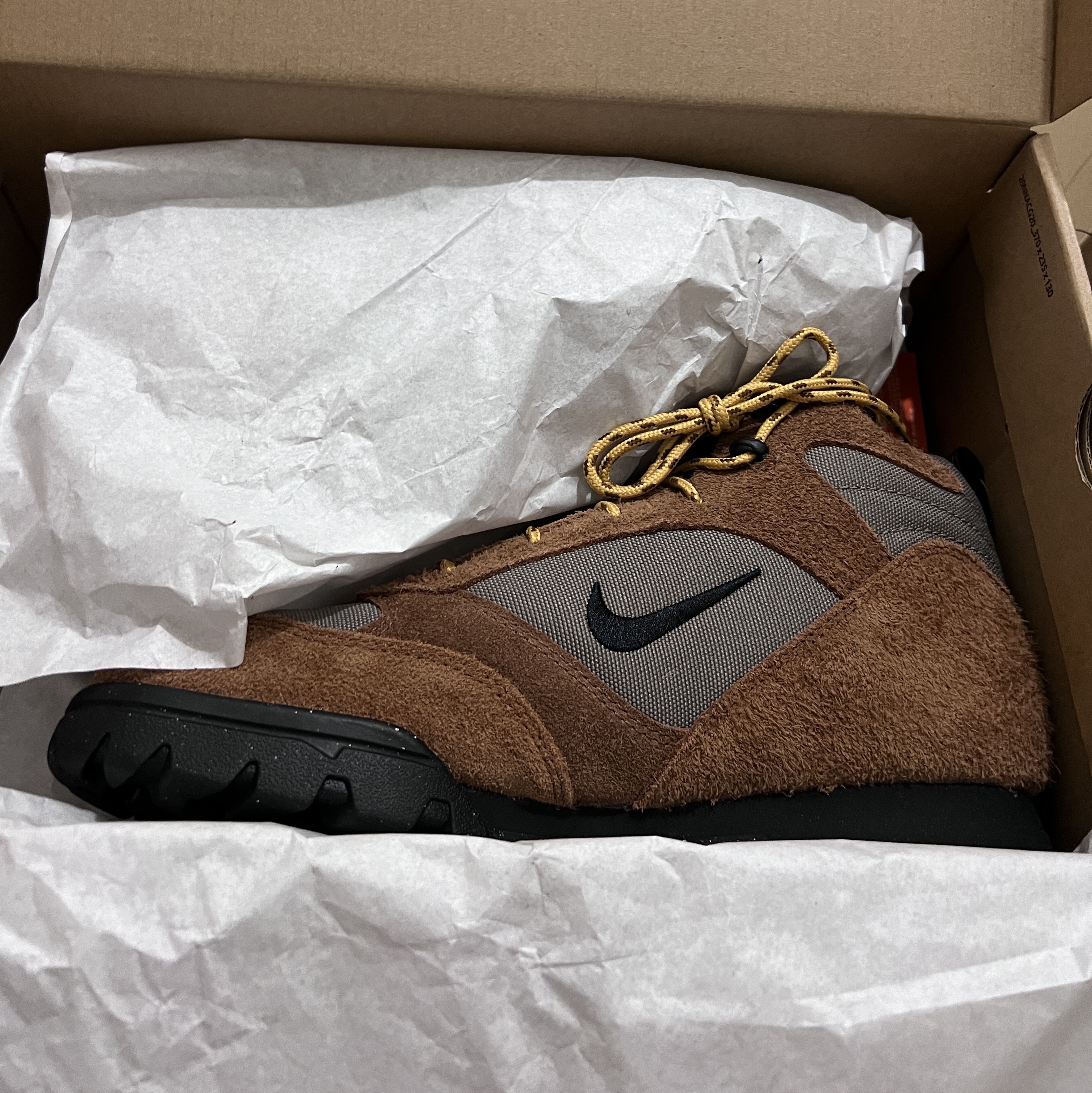 Nike ACG Torre Mid Waterproof Pecan and Olive Grey 착용 스타일