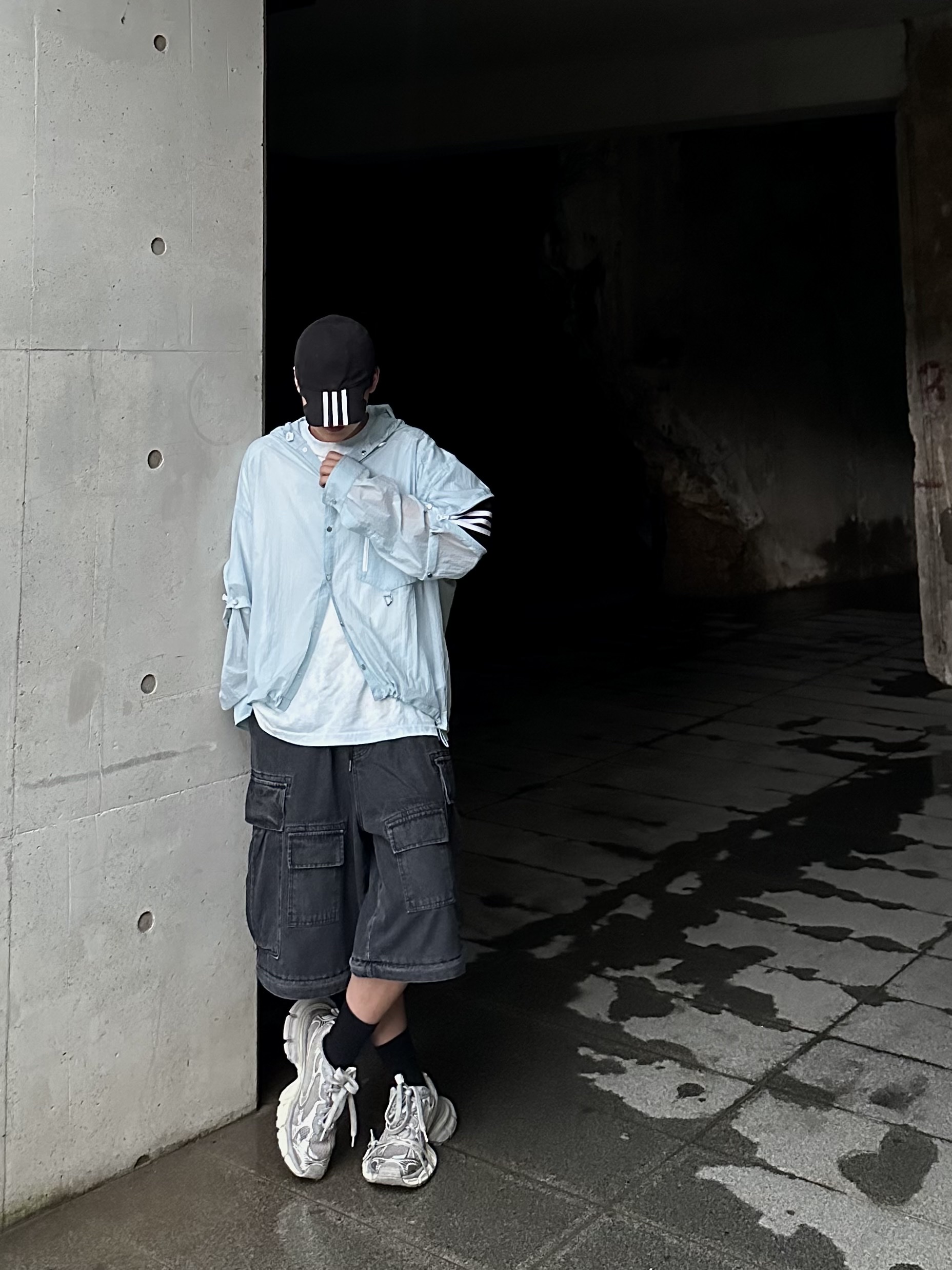 (W) Balenciaga 3XL Sneakers Light Beige, Balenciaga x Adidas Cap Black 착용 스타일 - 3