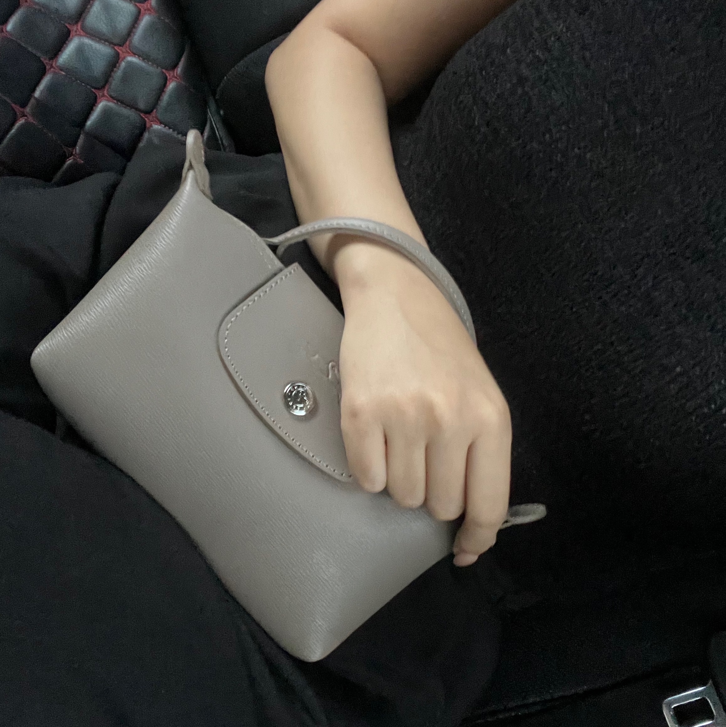 Longchamp Le Pliage City Handle Pouch Beige Taupe 착용 스타일