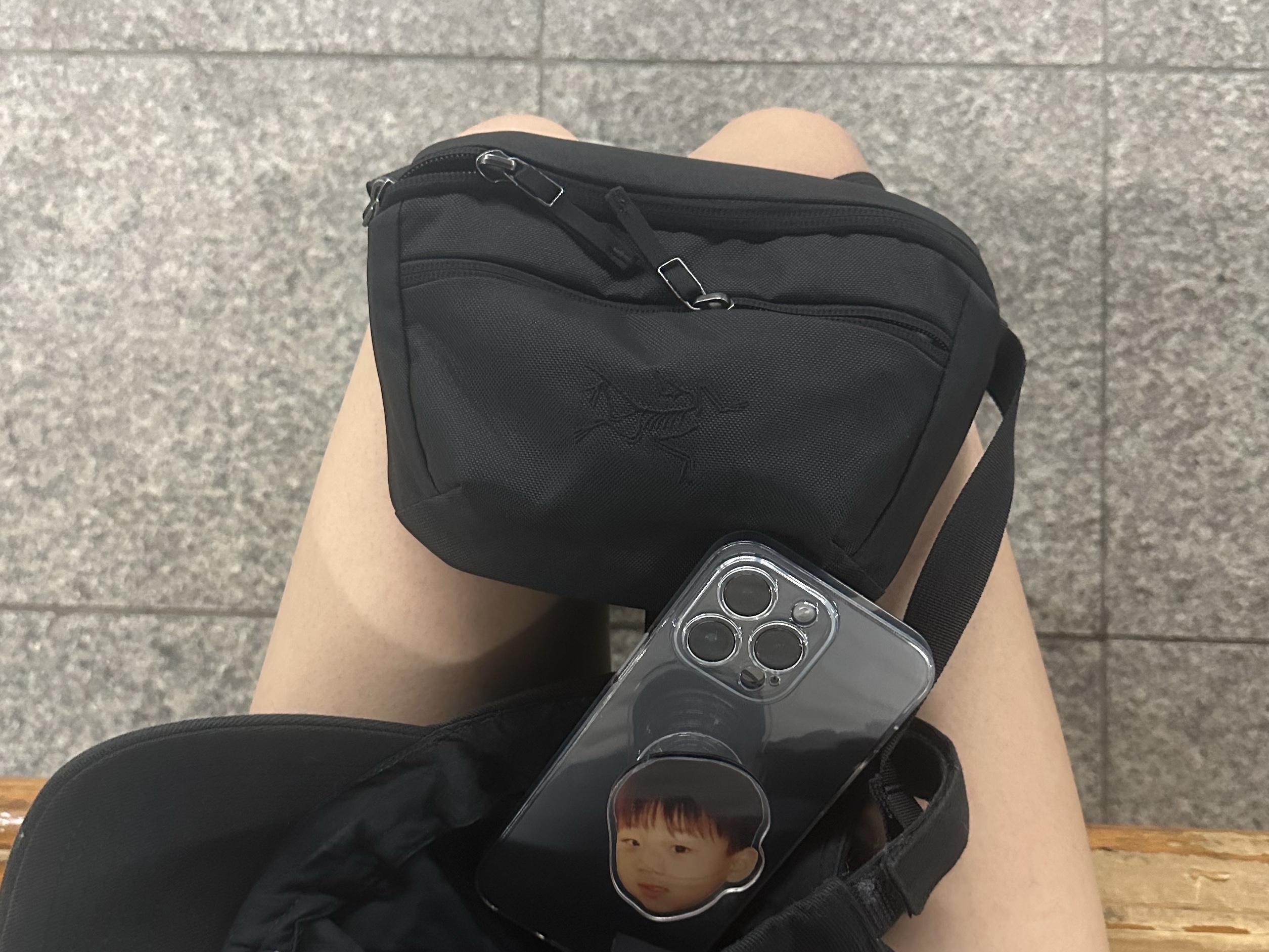 Arc'teryx Mantis 1 Waistpack Black II, Balenciaga BB Laser Destroyed Cap Black 착용 스타일 - 3