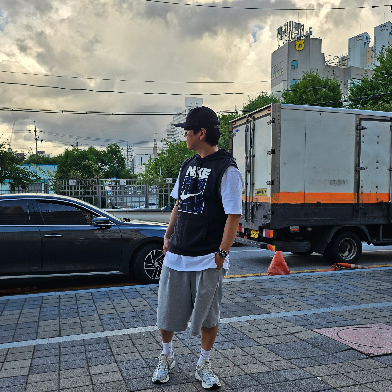 (W) Nike Zoom Vomero 5 Photon Dust and Metallic Silver 착용 스타일 - 2