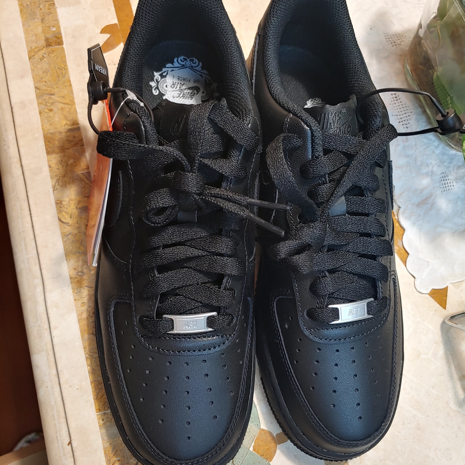 Nike Air Force 1 '07 Low Triple Black 착용 스타일