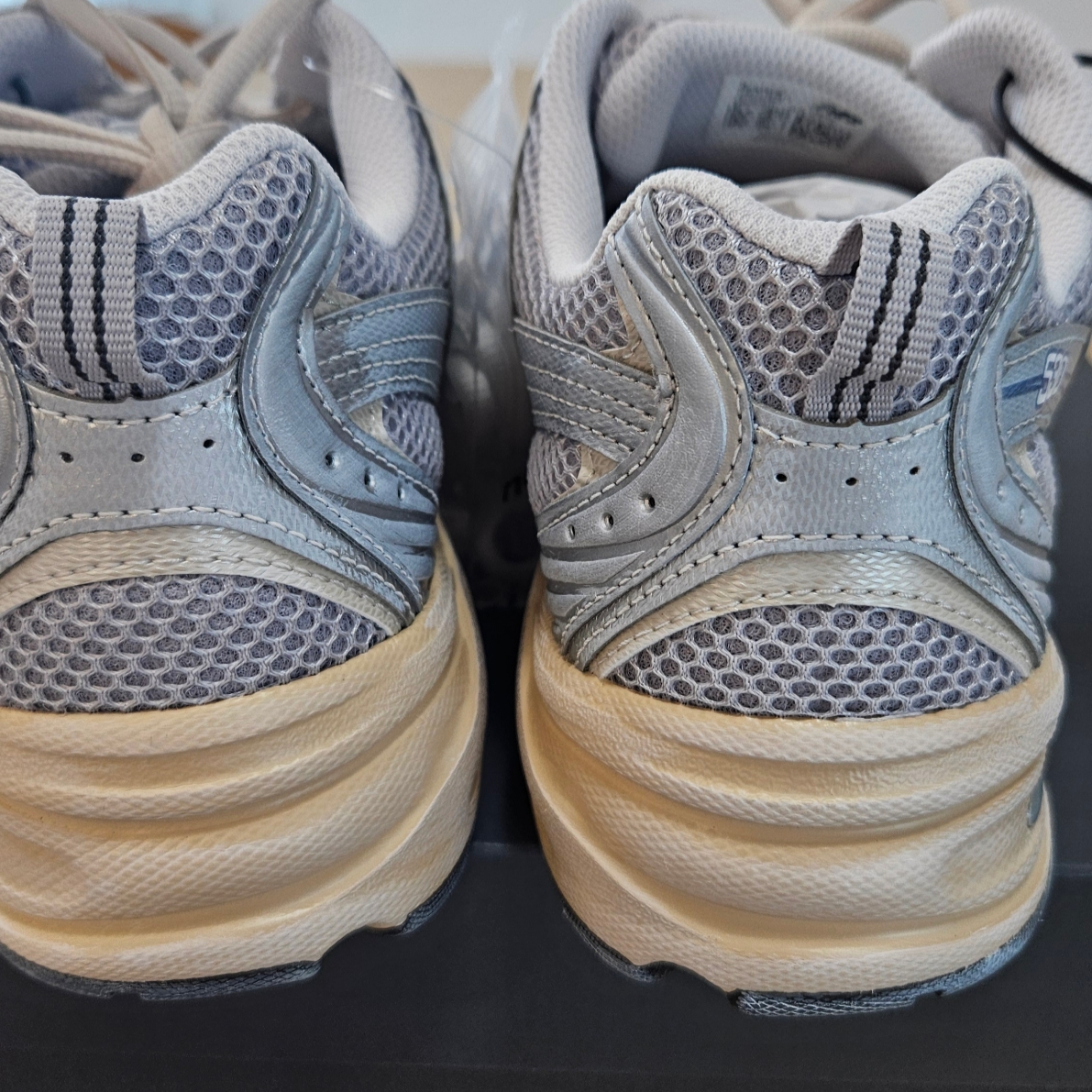 New Balance 530 Premium Vintage Grey Matter 착용 스타일