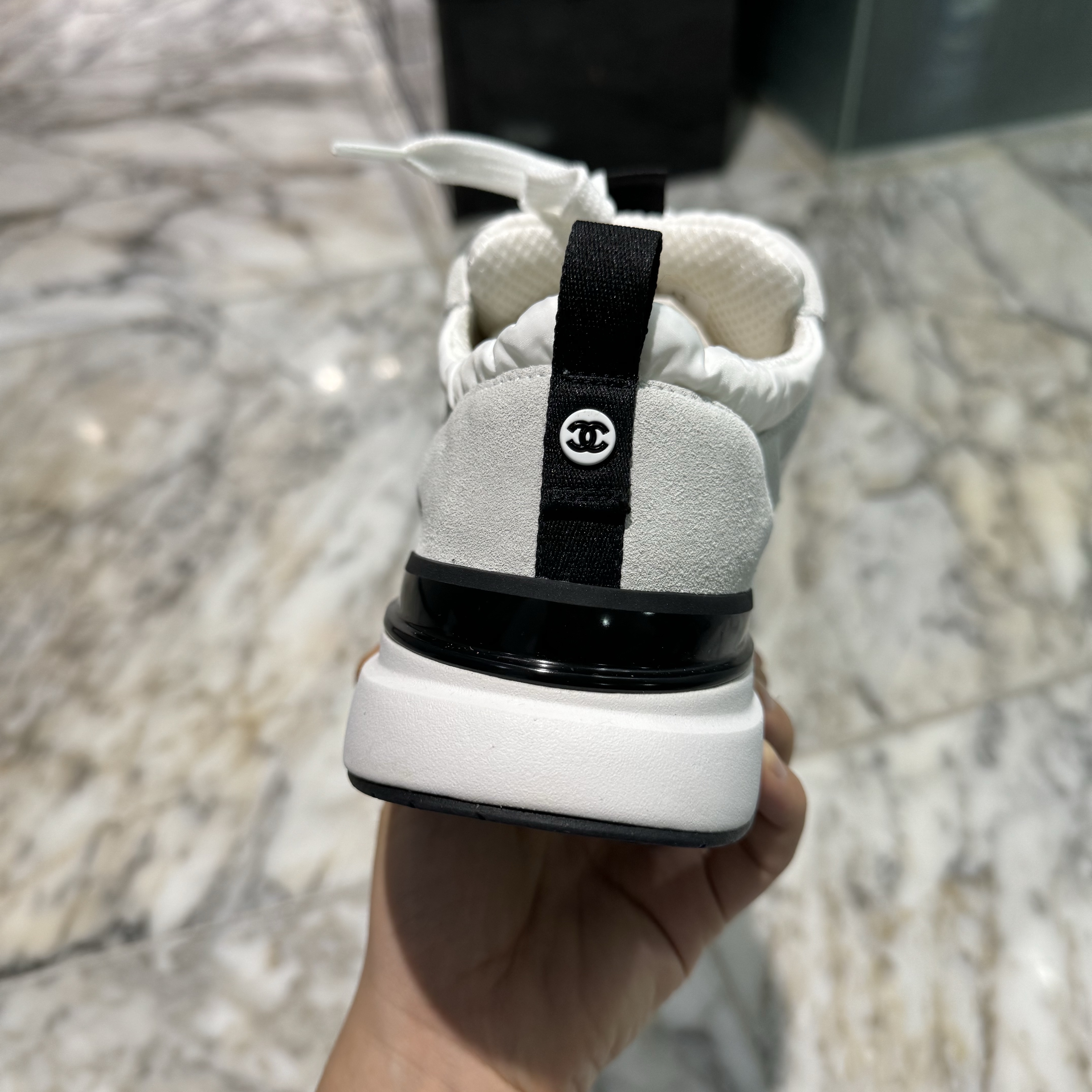 Chanel Sneakers Suede Calfskin Nylon & White Ivory 착용 스타일 - 3