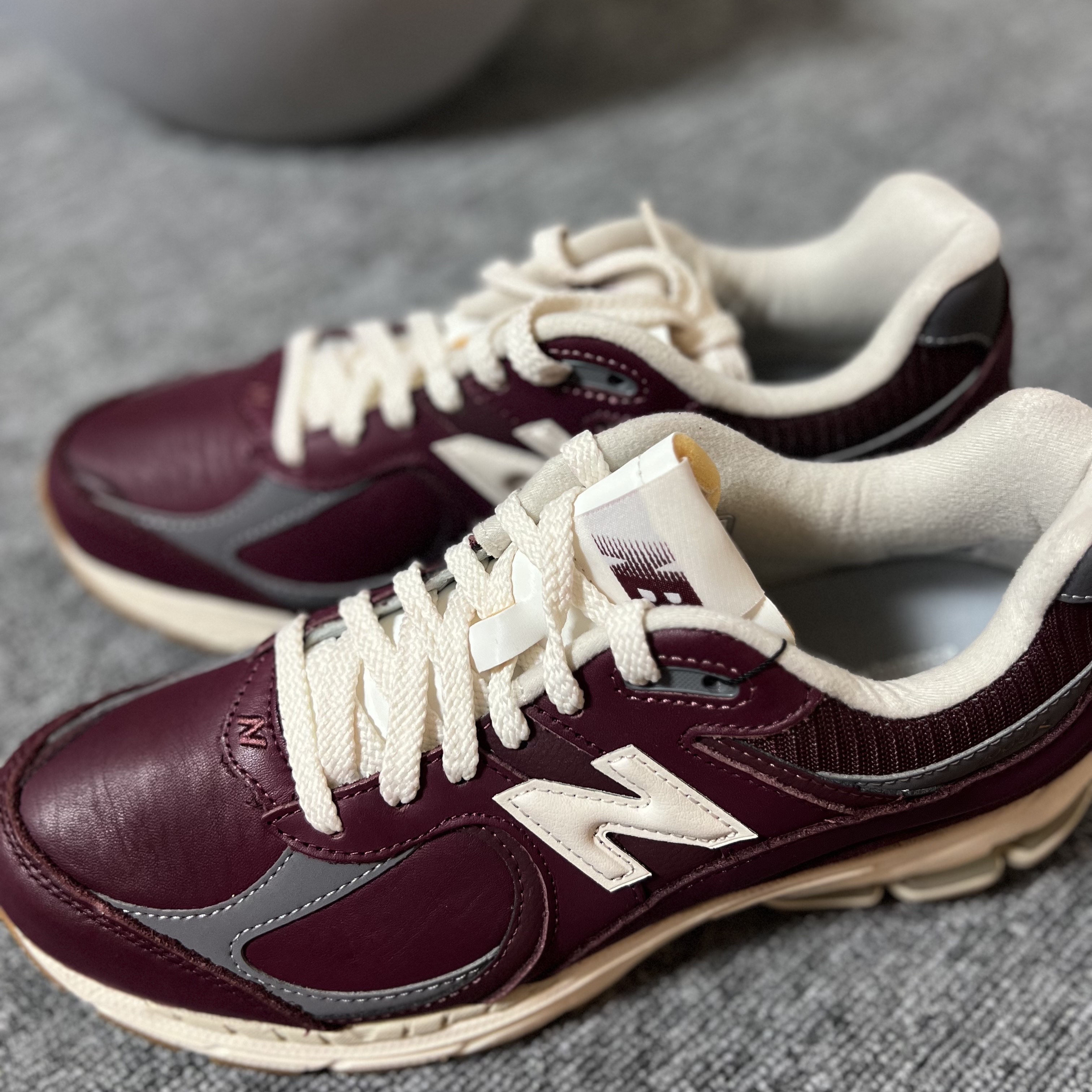 New Balance 2002R Vintage Leather Pack Burgundy 착용 스타일