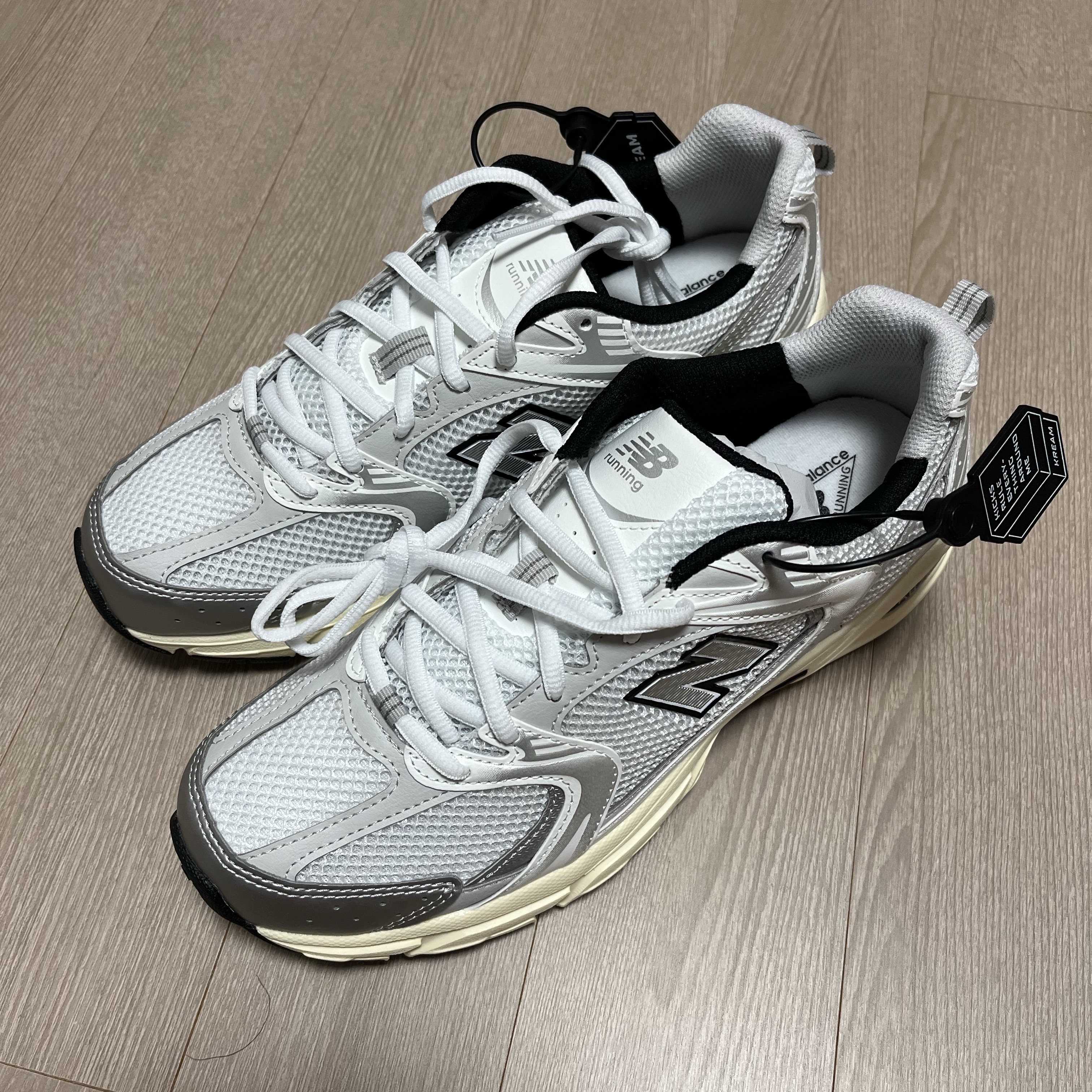 New Balance 530 Silver Cream 착용 스타일