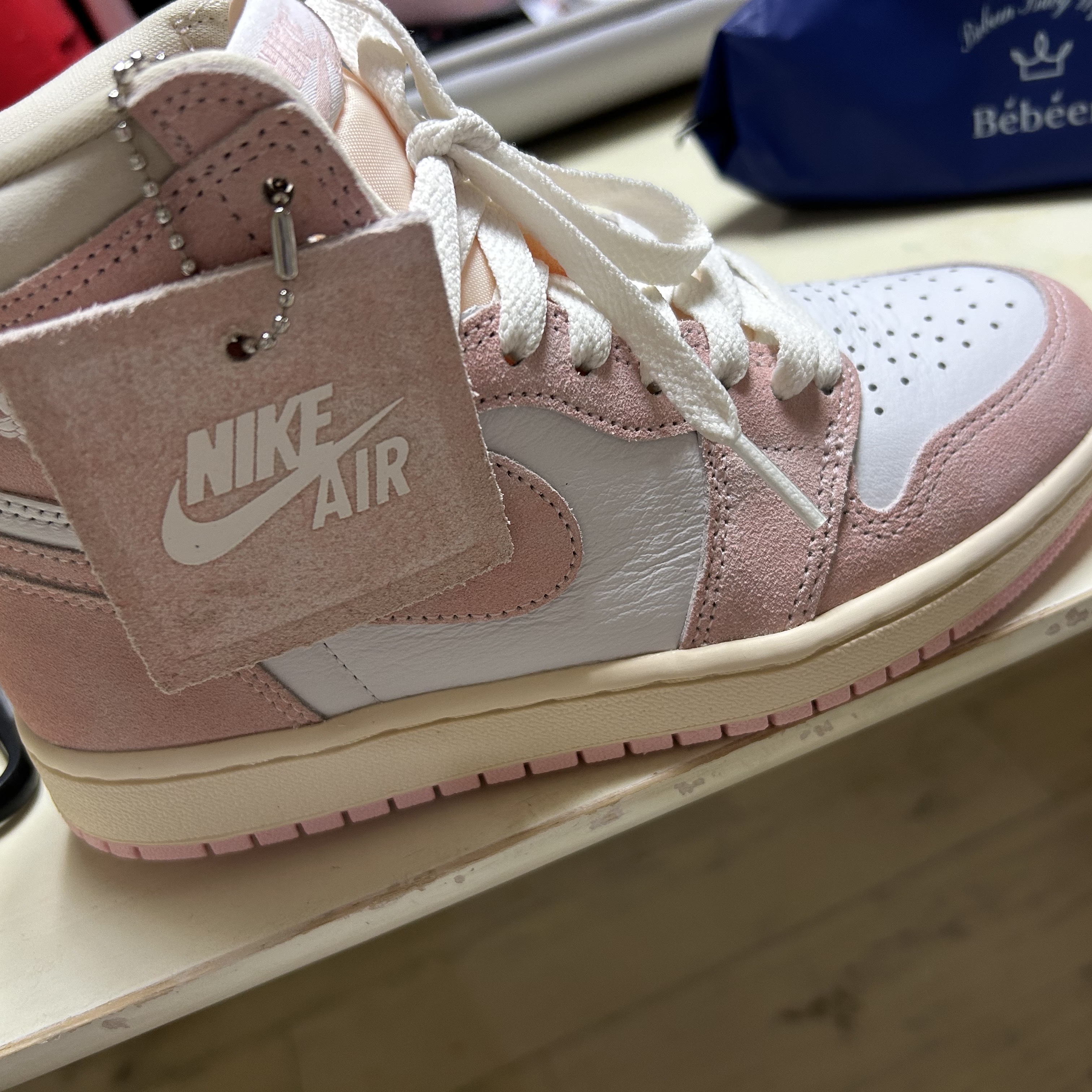 (W) Jordan 1 Retro High OG Coconut Milk and Sail 착용 스타일 - 1