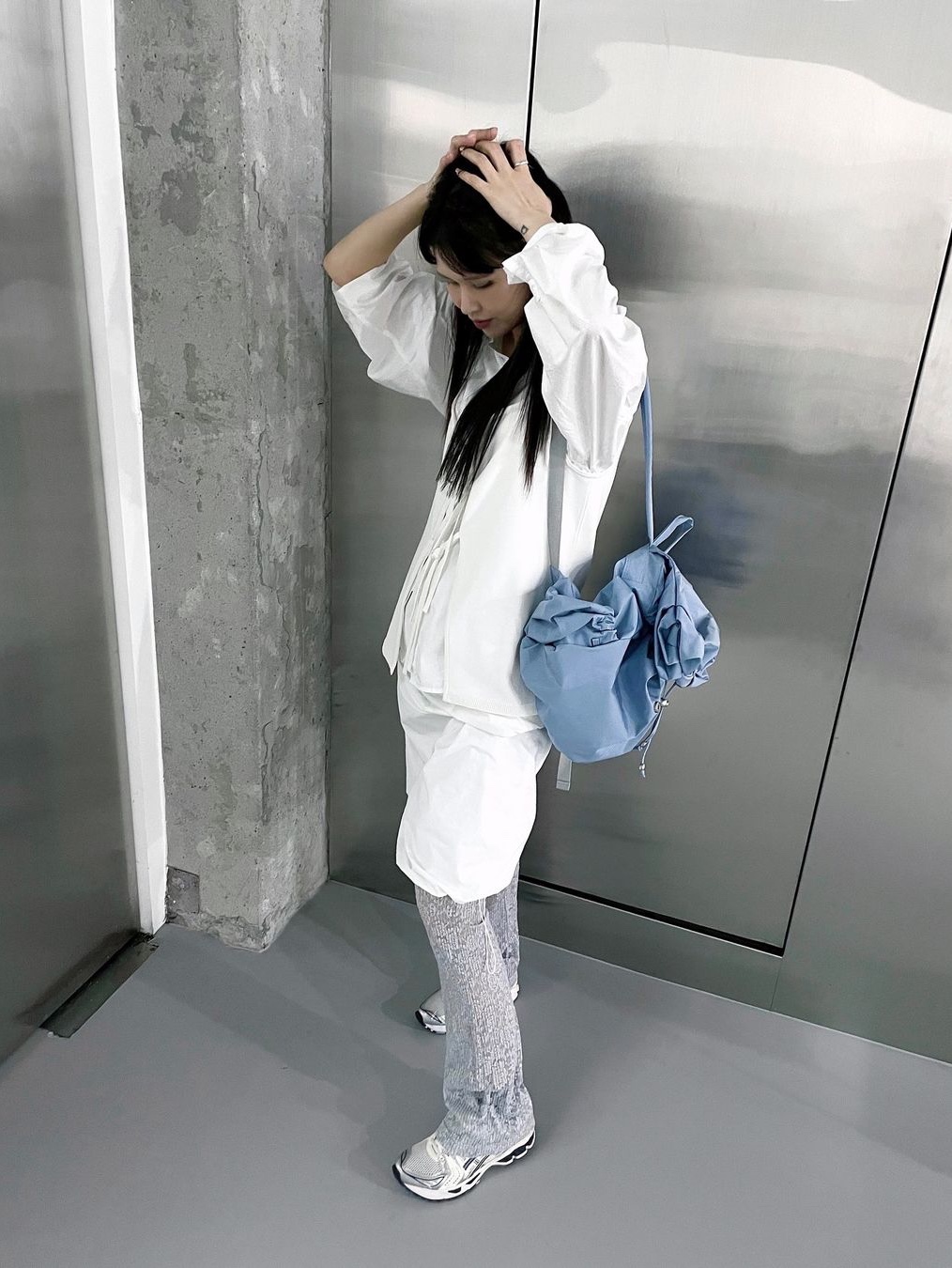 ACOC Blooming Backpack Ice Blue, ACOC Blooming Backpack Black 착용 스타일