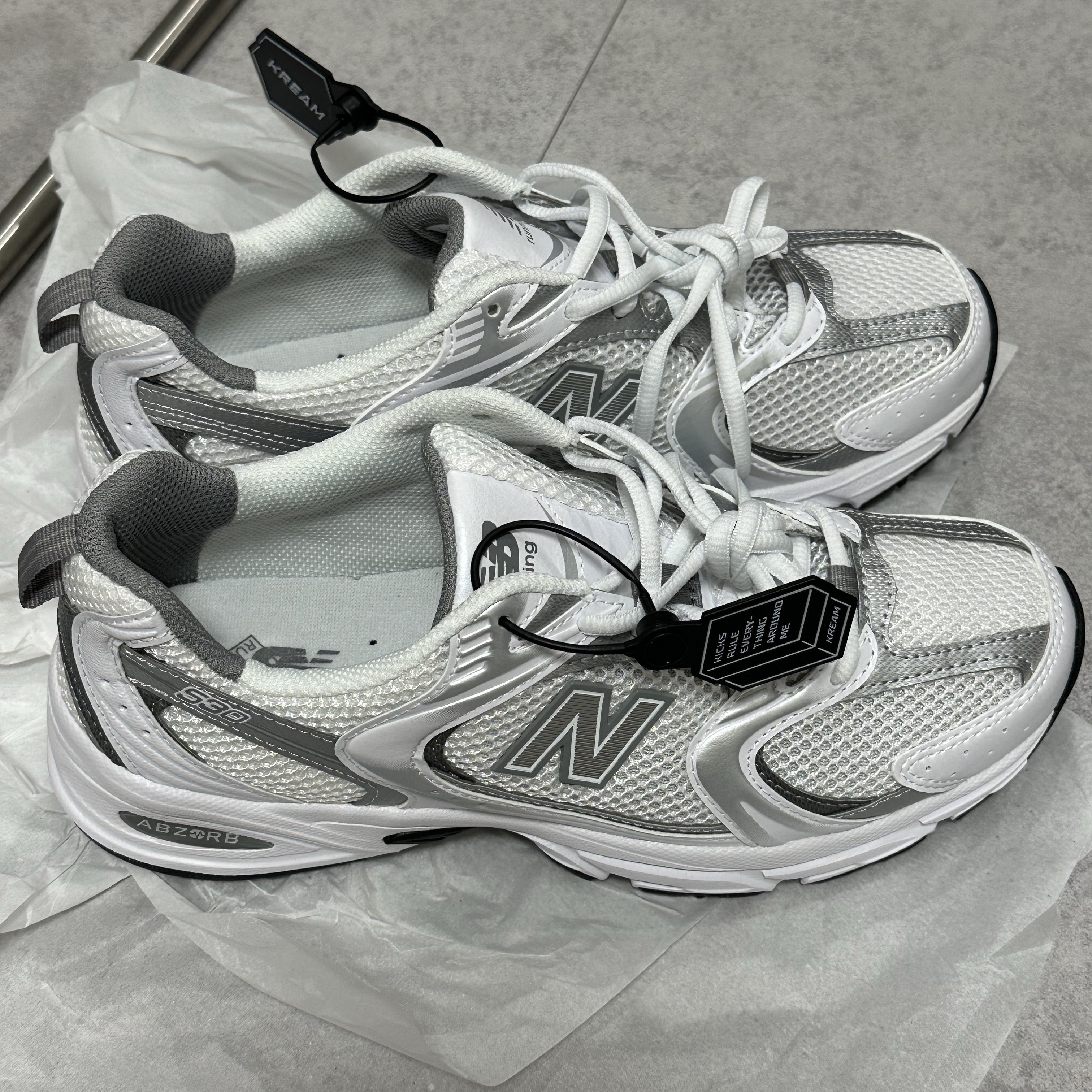 New Balance 530 White Silver 착용 스타일