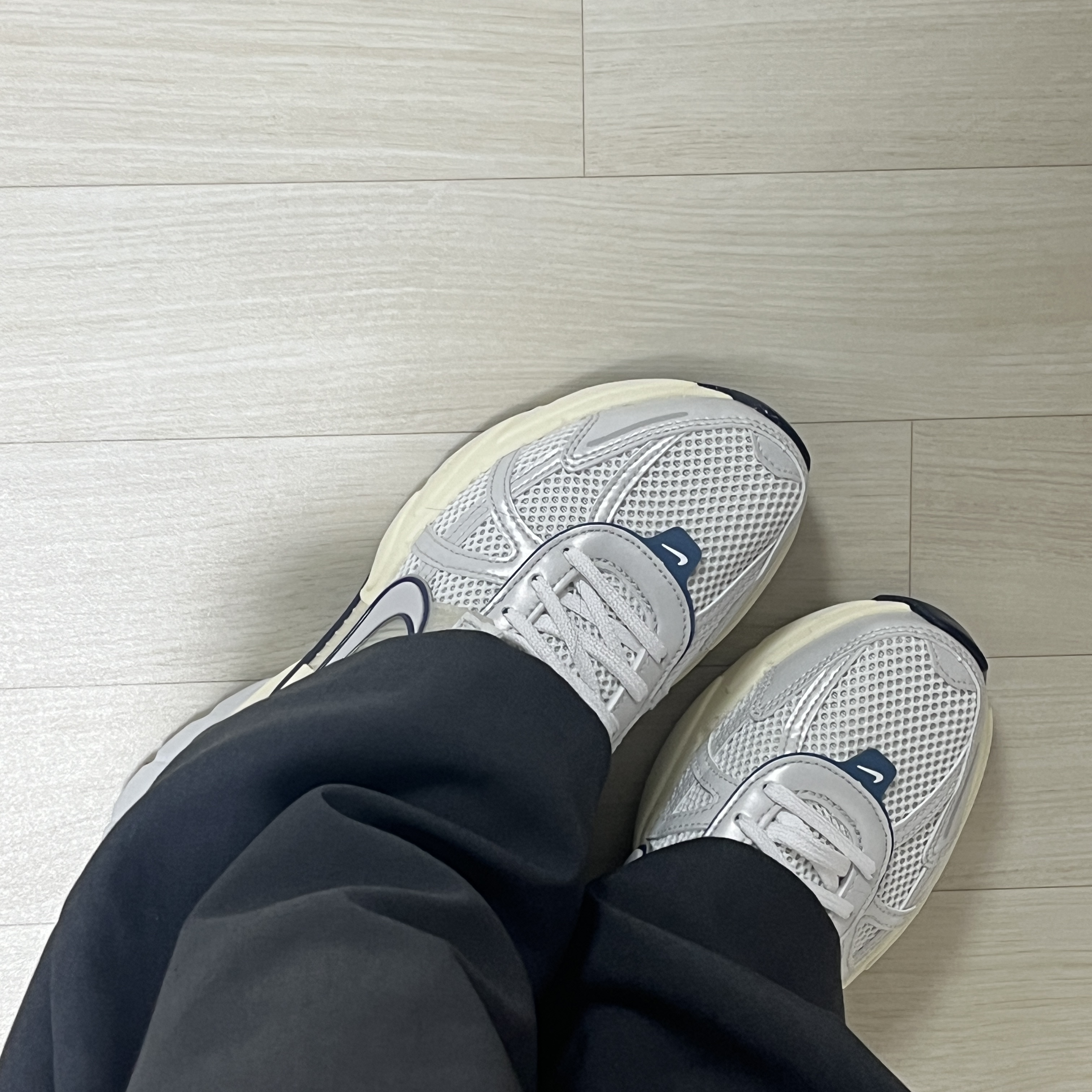 Nike V2K Run White Photon Dust 착용 스타일 - 2