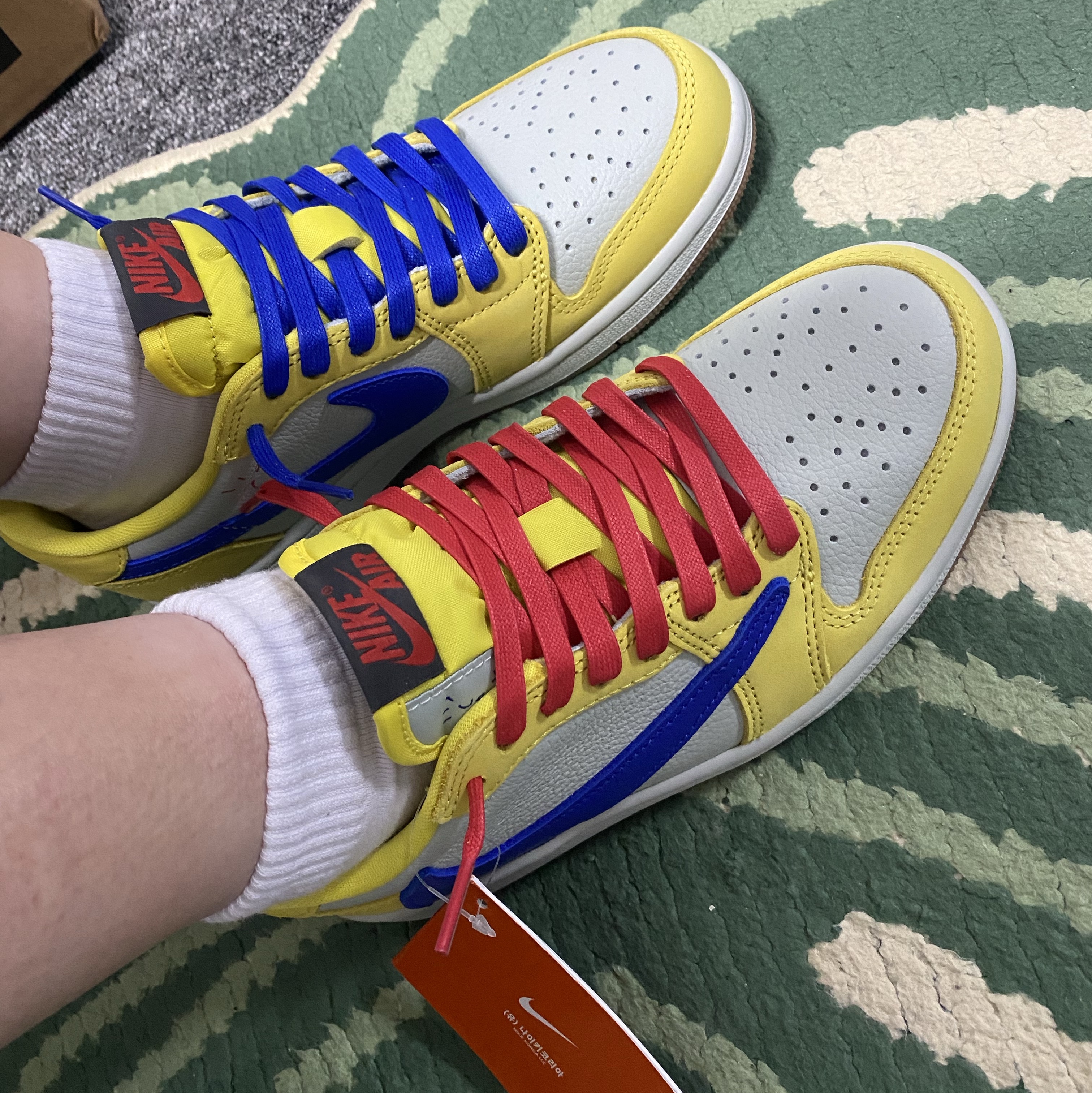 (W) Jordan 1 x Travis Scott Retro Low OG SP Canary 착용 스타일 - 1