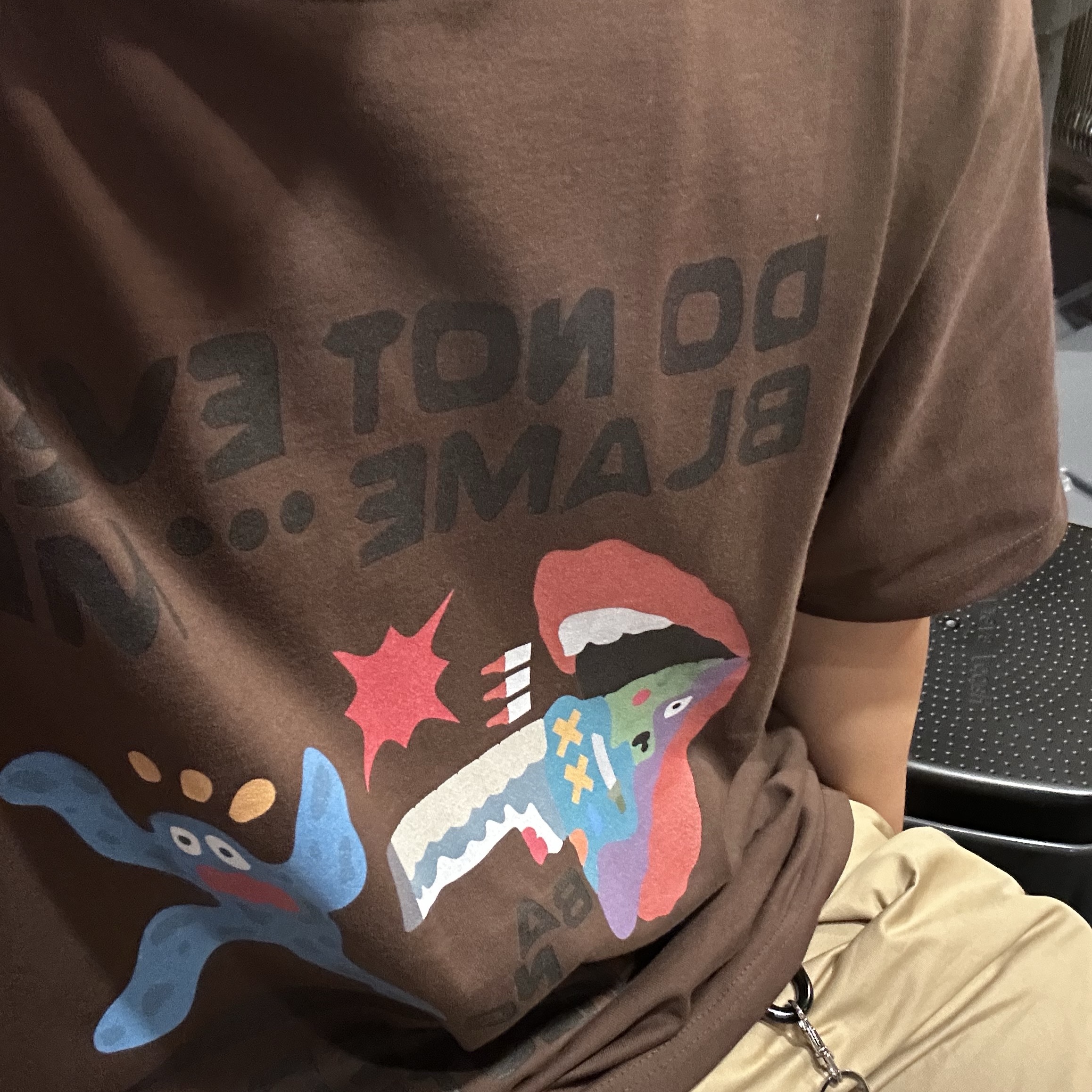 POTS Criticism T-Shirt Brown 착용 스타일 - 2