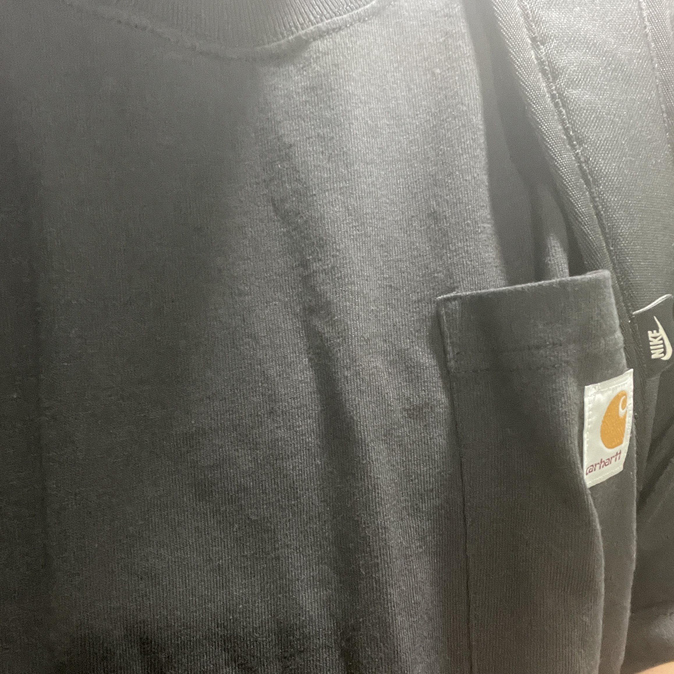 Carhartt Loose Fit Heavyweight Regular Short Sleeve Pocket T-Shirt Black 착용 스타일