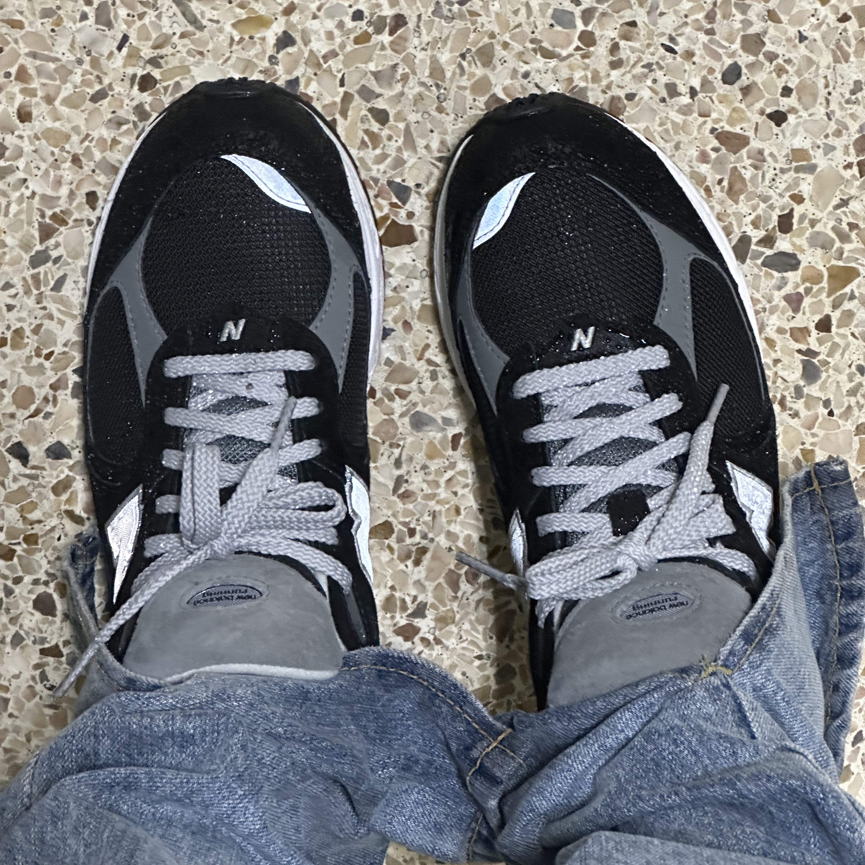 New Balance 2002R Gore-Tex Black Silver Metalic 착용 스타일 - 1