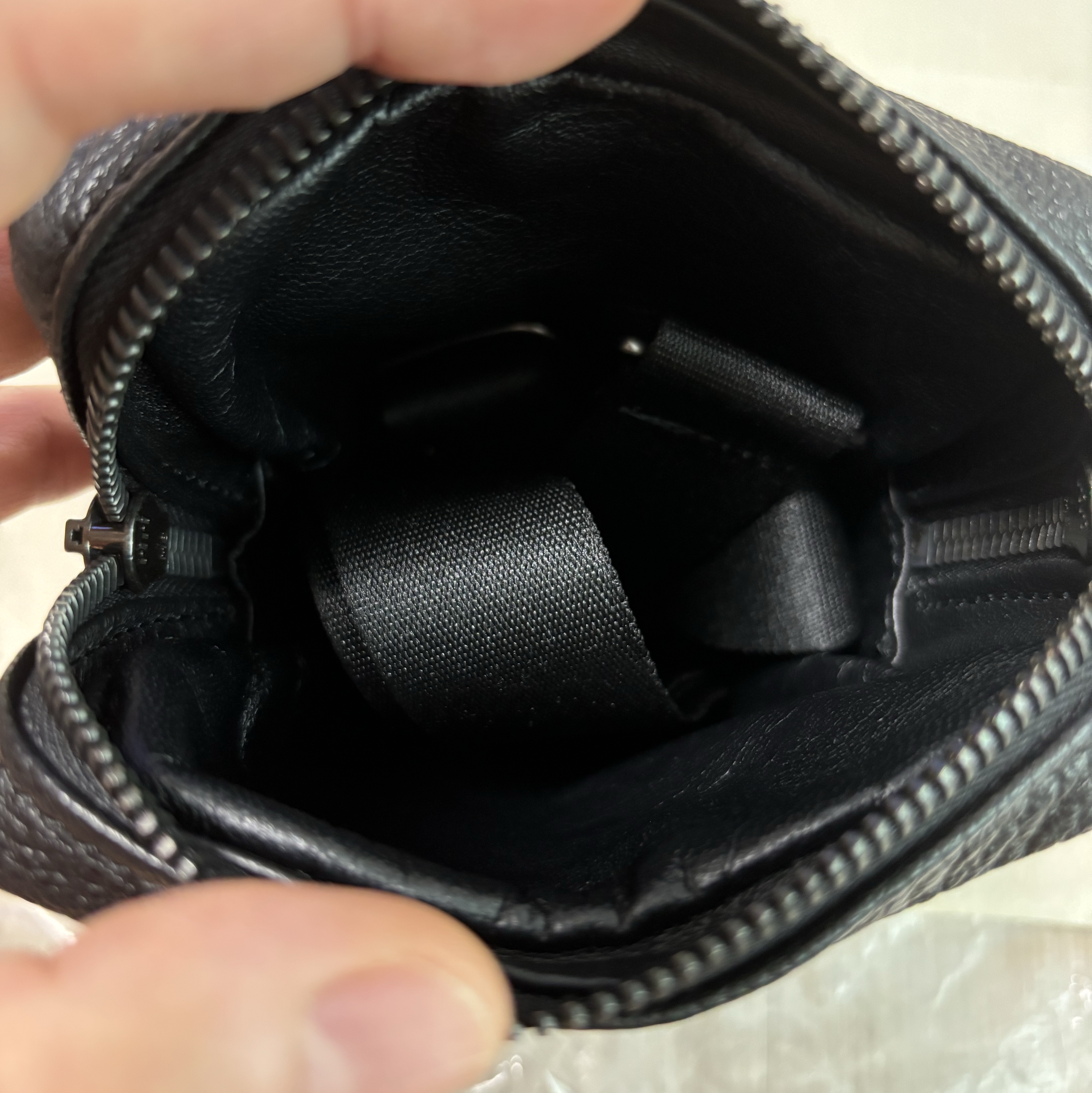 Our Legacy Delay Mini Bag Black 착용 스타일 - 2