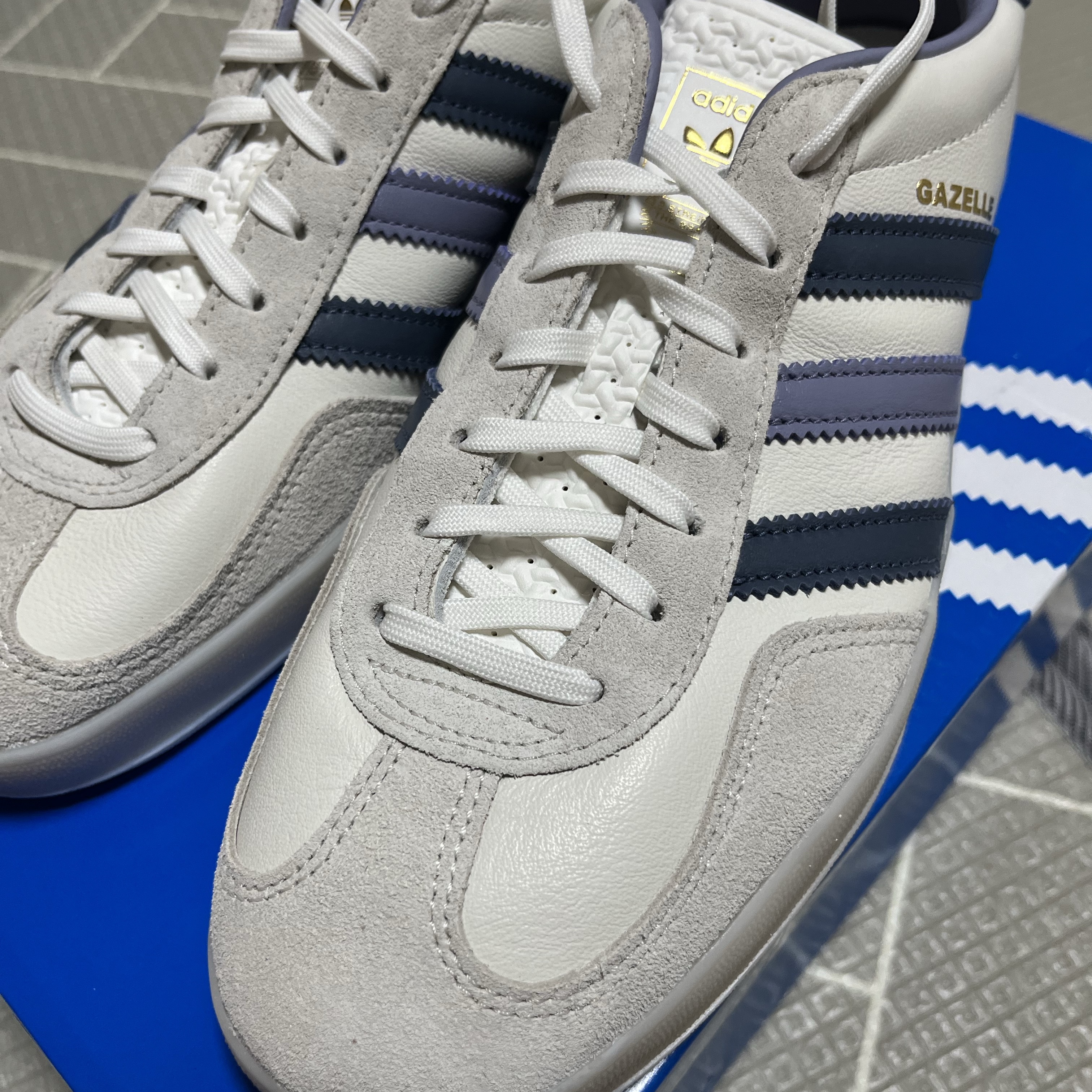 Adidas Gazelle Indoor Core White Preloved Ink 착용 스타일