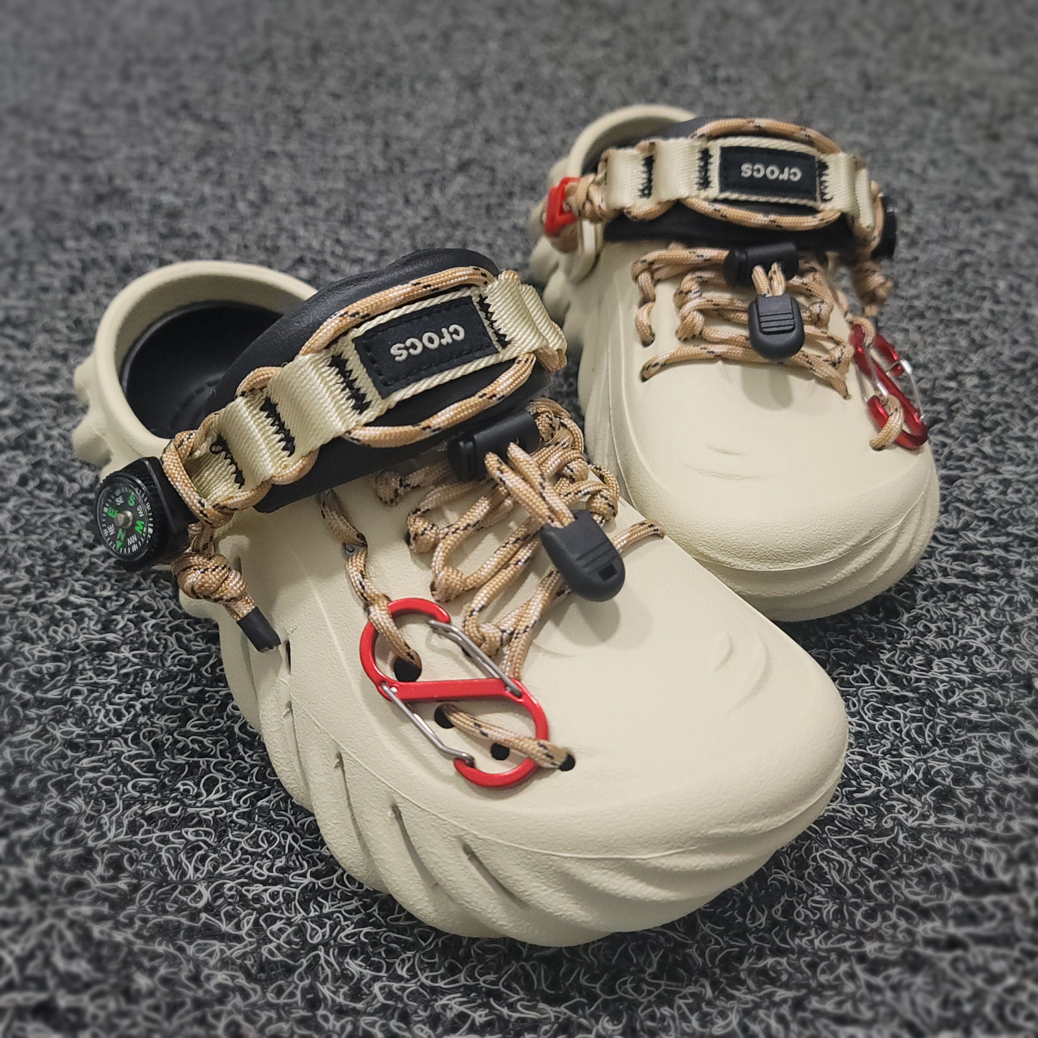 Crocs Echo Clog Bone Black 착용 스타일 - 1