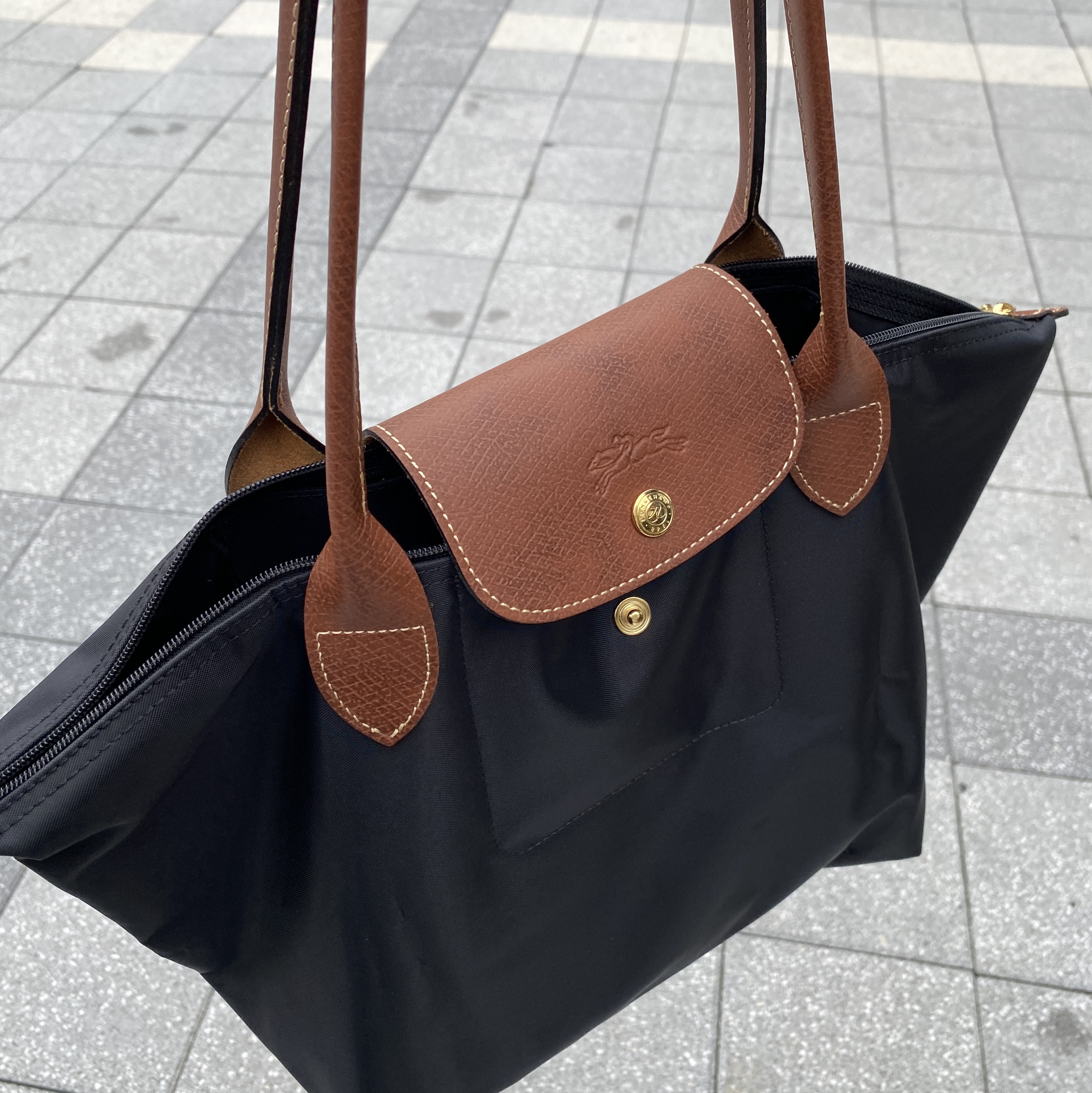 Longchamp Le Pliage Original Tote Bag M Black 착용 스타일