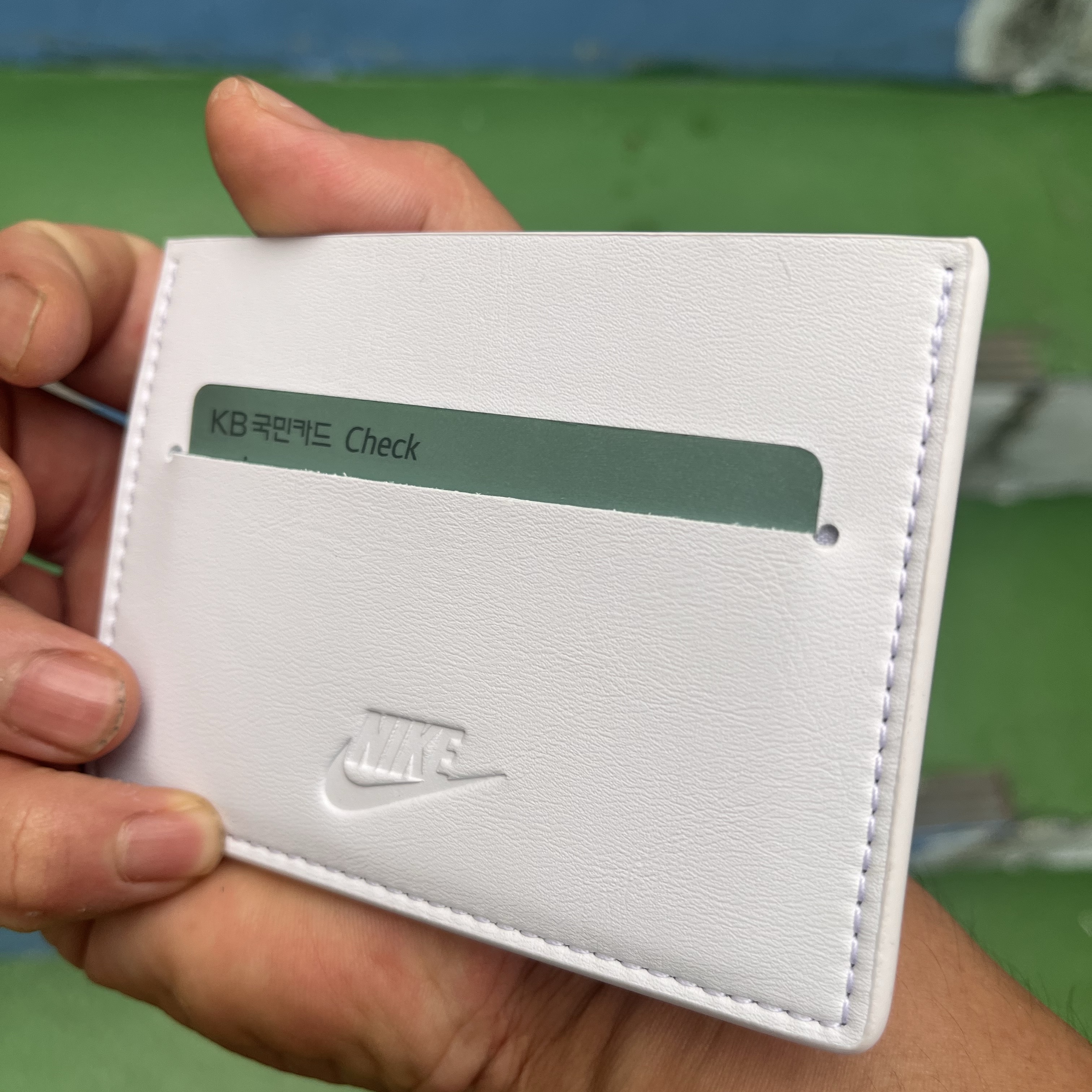 Nike Icon Air Force 1 Card Wallet White 착용 스타일 - 2