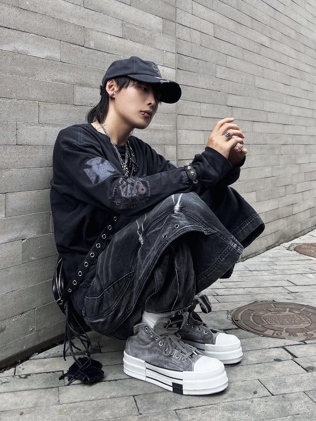 BLR Curved Cover Cargo Bermuda Washing Denim Pants Black, Converse x Drkshdw DBL Drkstar Overdye Chuck 70 Hi Concrete 착용 스타일
