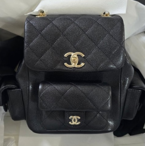 Chanel Medium 23 Backpack Grained Calfskin & Gold Black 착용 스타일