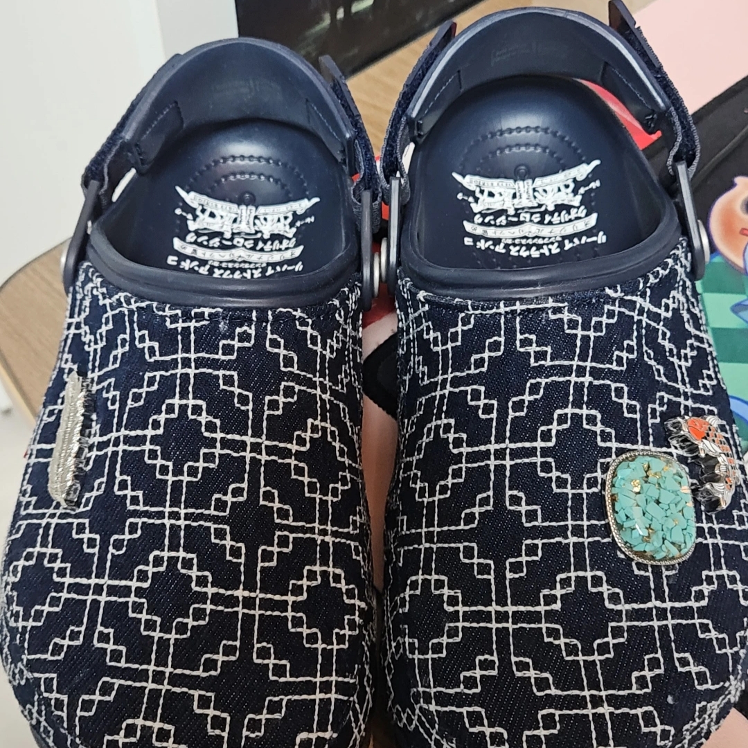 Crocs x Levi's All Terrain Clog Navy 착용 스타일
