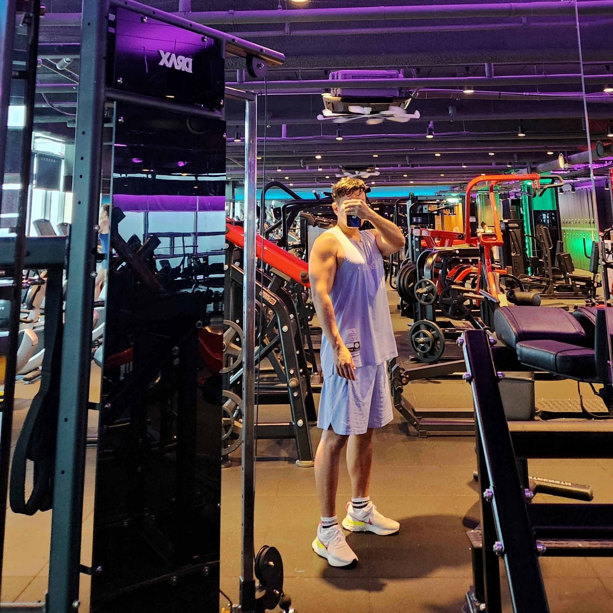 Nike x Drake Nocta Basketball Lightweight Jersey Cobalt Bliss (DV3649-481), Nike x Drake Nocta Basketball Lightweight Shorts Cobalt Bliss (DV3651-479) 착용 스타일