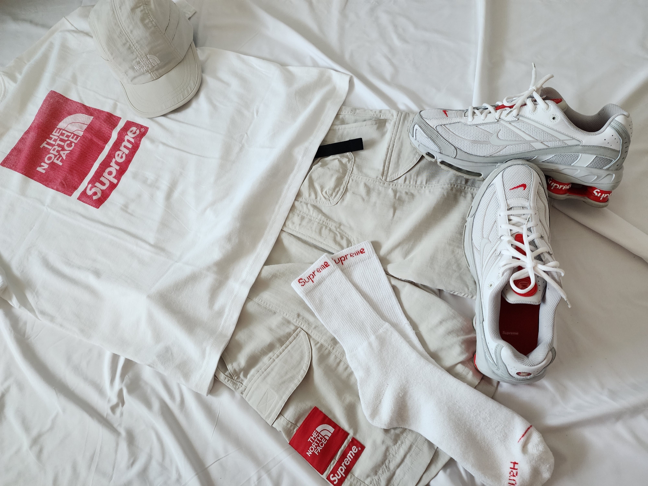 Supreme Hanes Crew Socks White (4 Pack), Nike x Supreme Shox Ride 2 SP White 착용 스타일 - 2