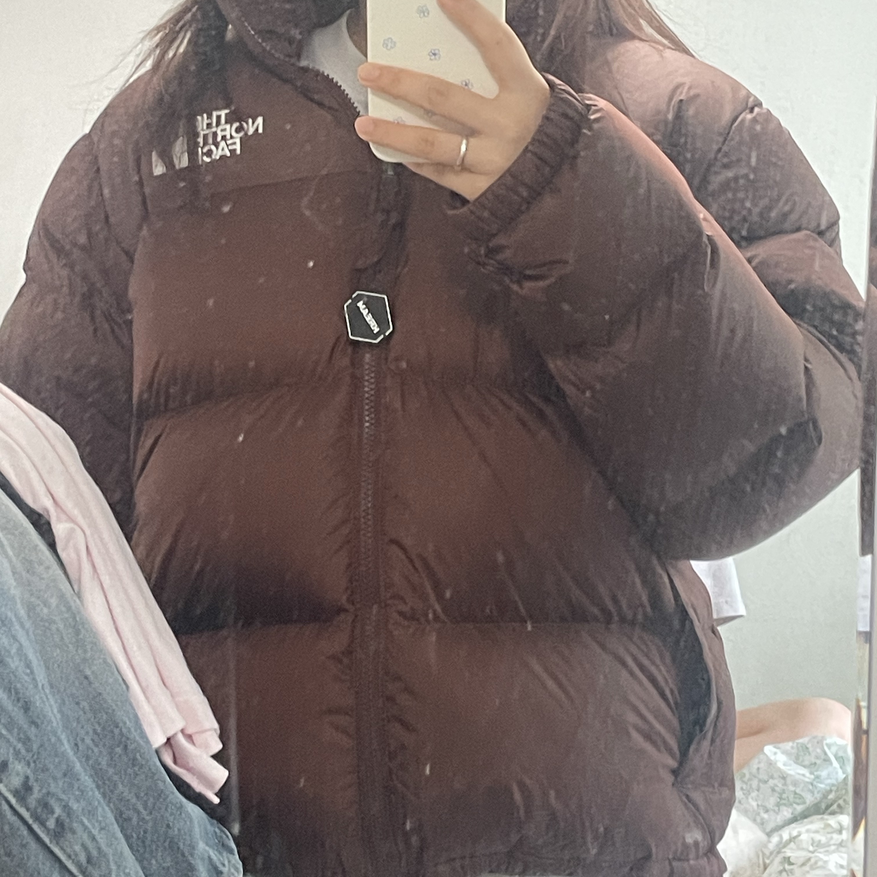 (W) The North Face 1996 Retro Nuptse Jacket Dark Oak 착용 스타일