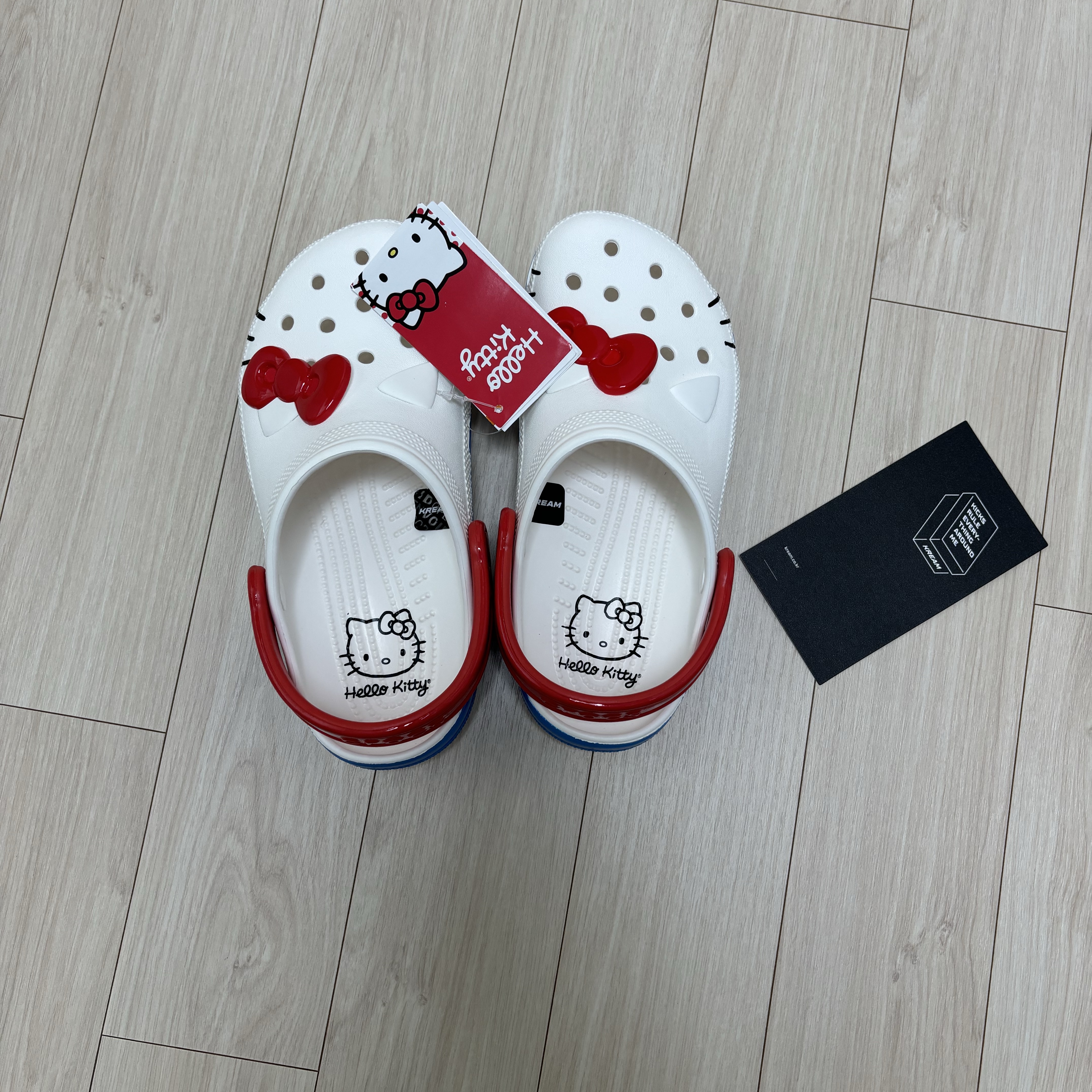 (W) Crocs x Hello Kitty Classic Clog White 착용 스타일 - 3