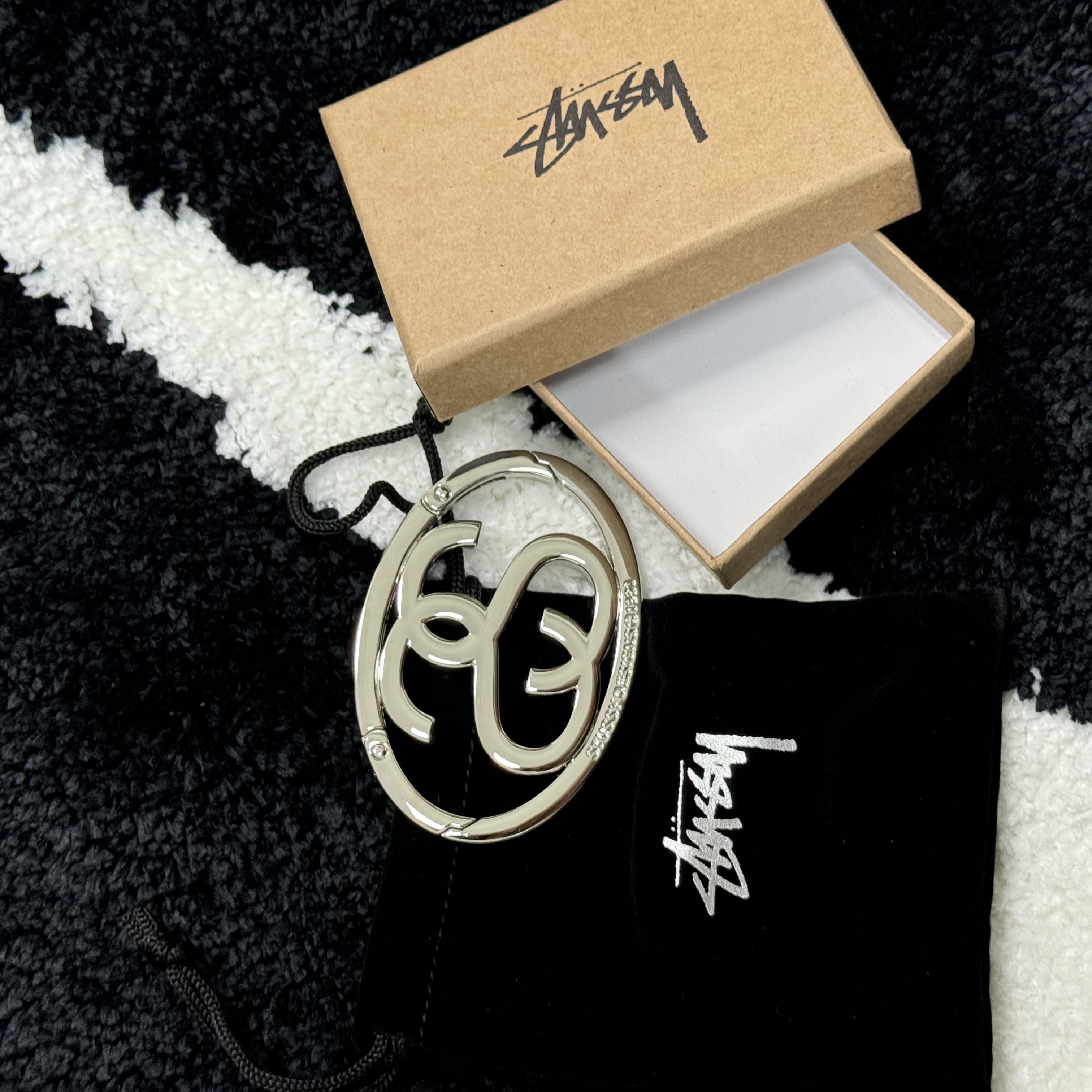 Stussy SS Link Carabiner Silver 착용 스타일
