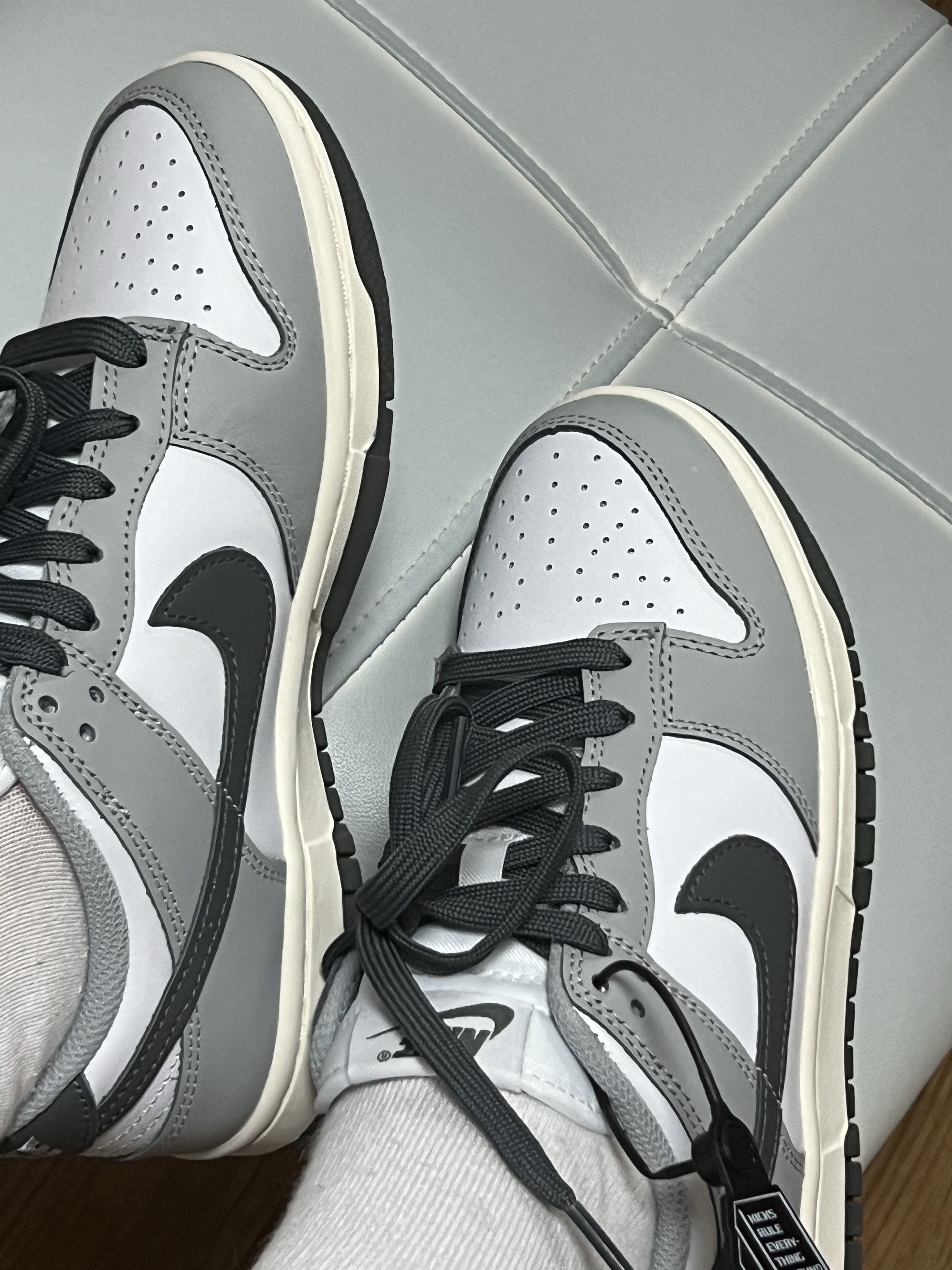 (W) Nike Dunk Low Light Smoke Grey 착용 스타일 - 1