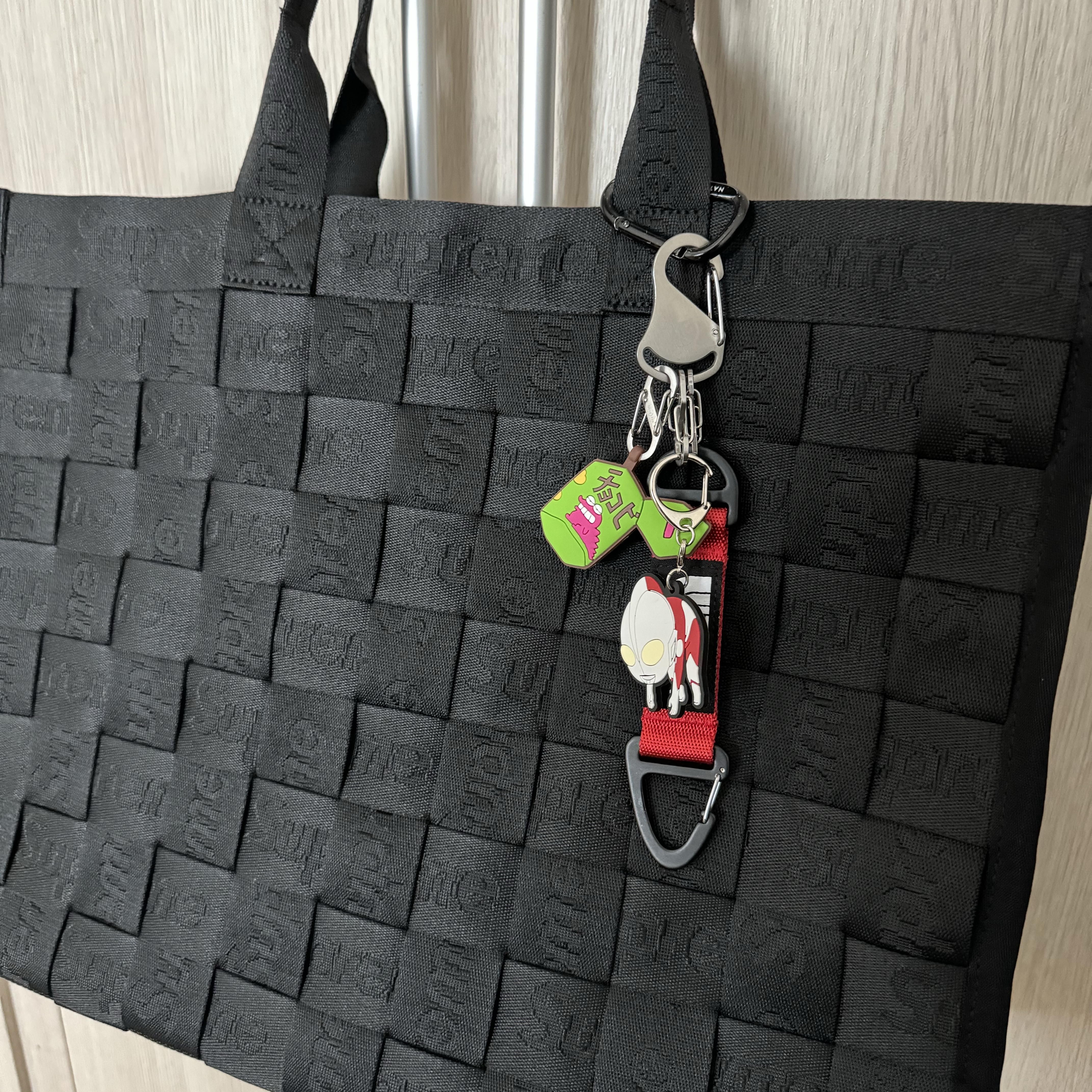 Supreme Woven Tote Black - 24SS 착용 스타일