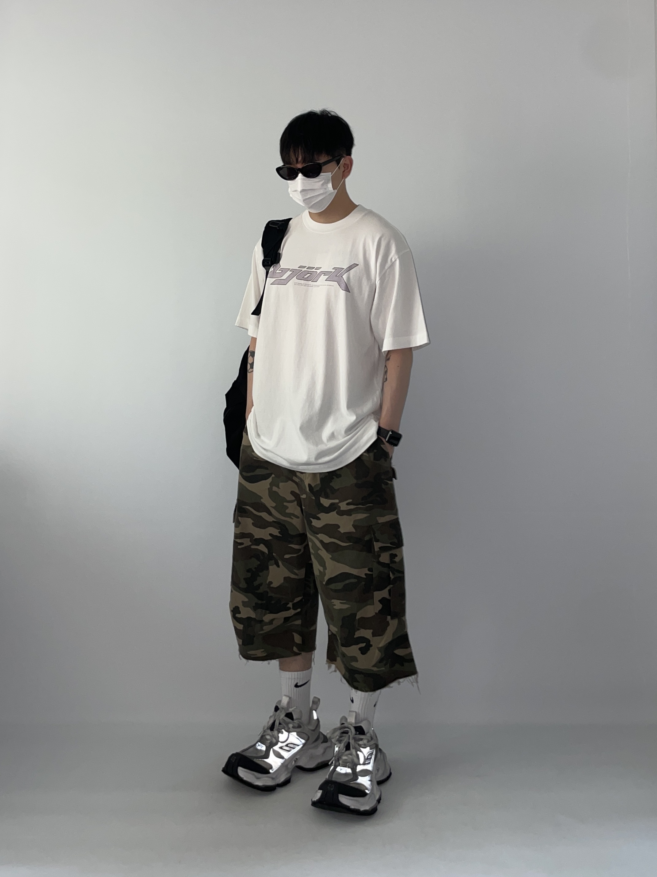 Balenciaga Cargo Sneakers White Grey 착용 스타일 - 1