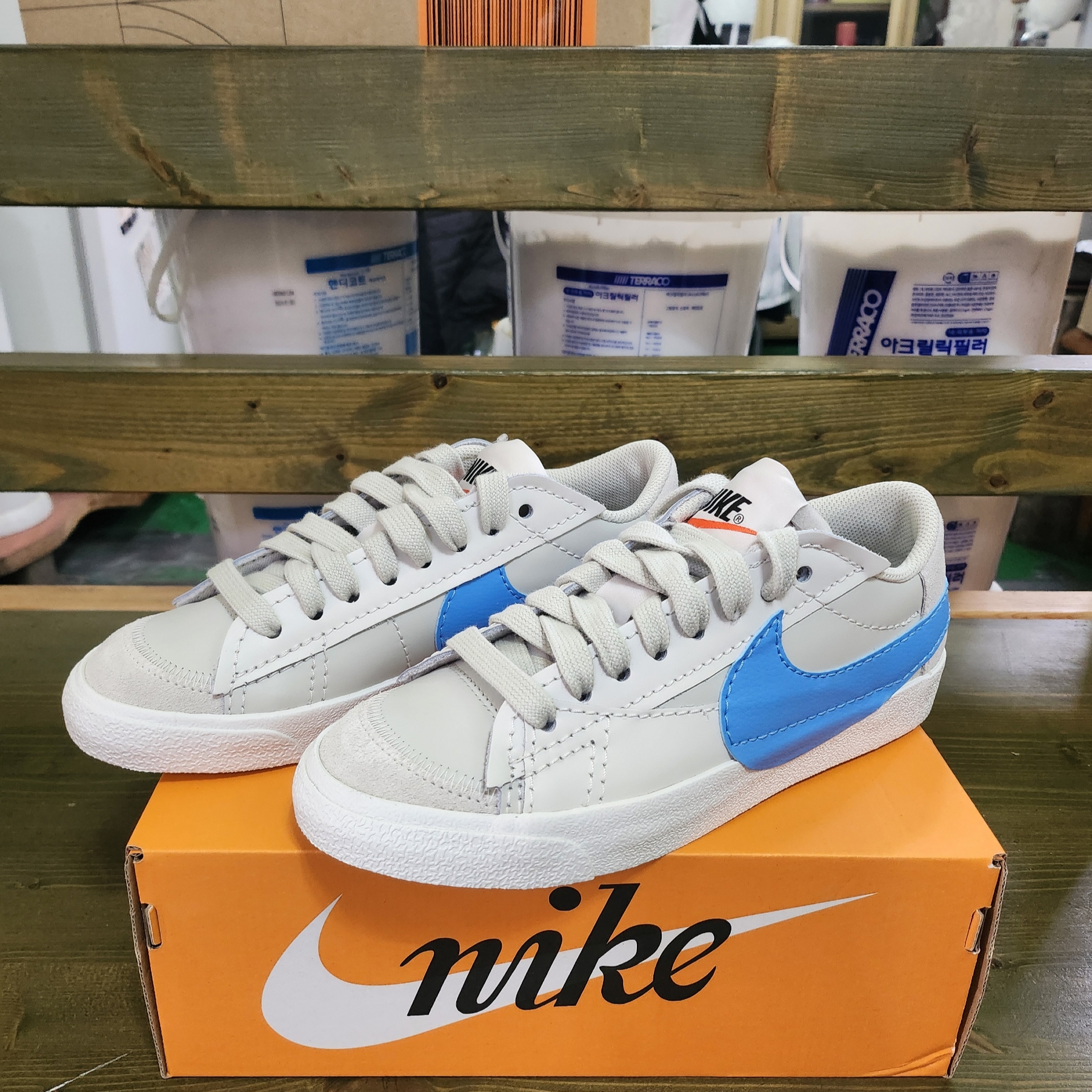 (W) Nike Blazer Low '77 Jumbo Light Bone University Blue 착용 스타일