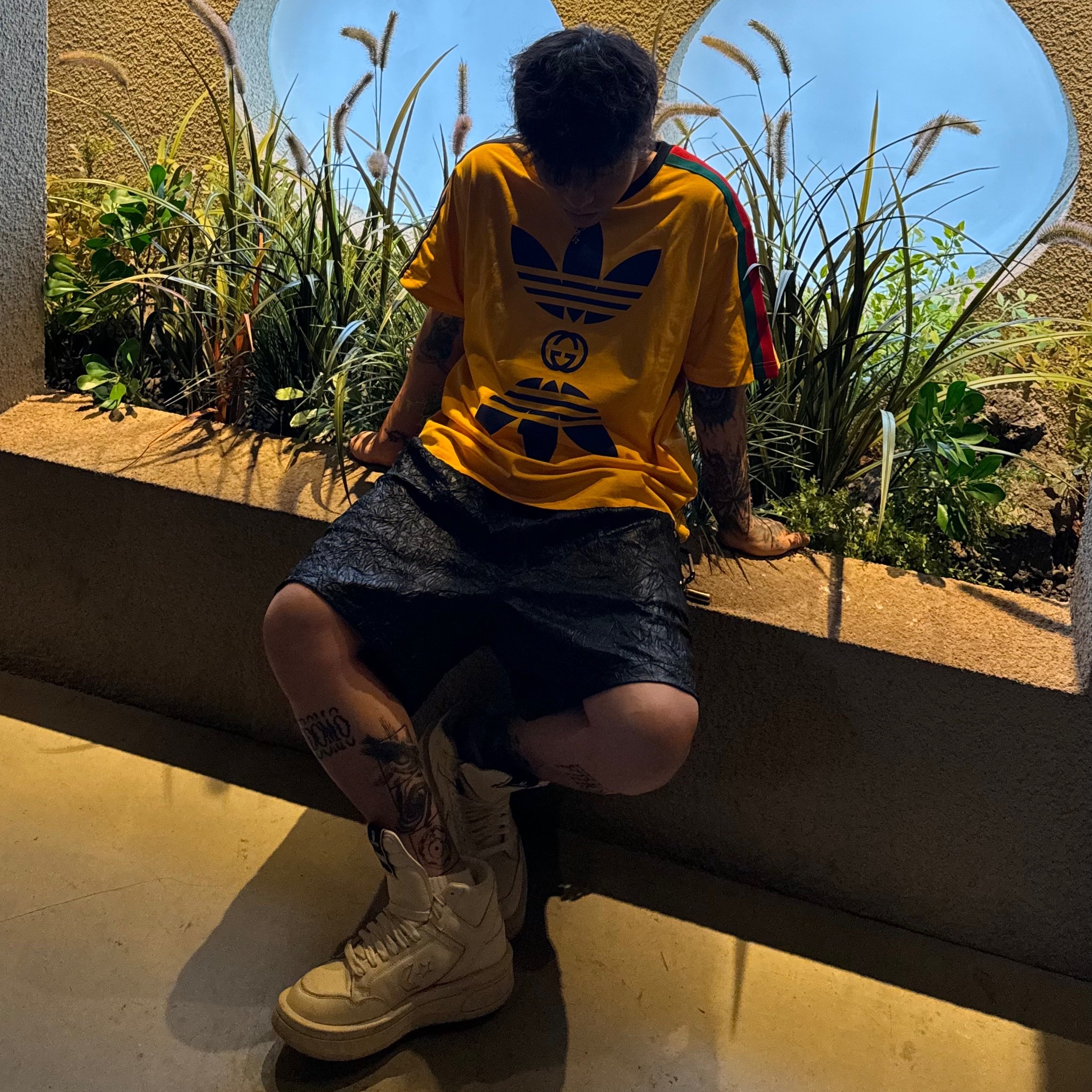 Gucci x Adidas Cotton Jersey T-Shirt Yellow 착용 스타일 - 1