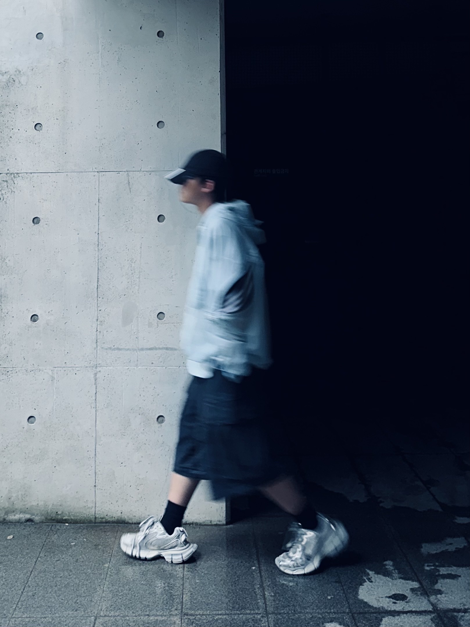 (W) Balenciaga 3XL Sneakers Light Beige, Balenciaga x Adidas Cap Black 착용 스타일 - 1