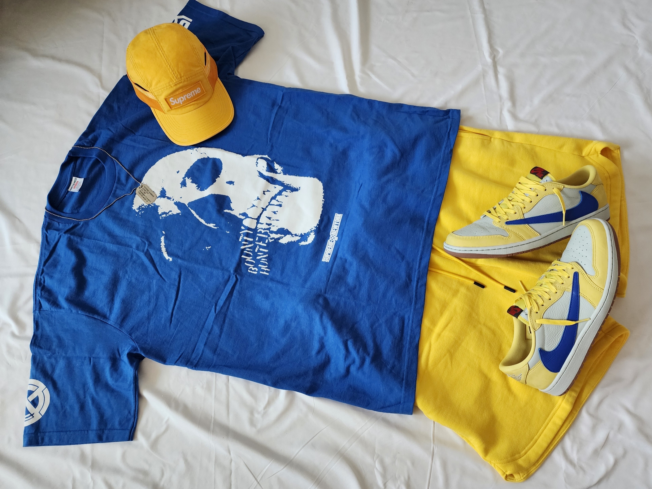 Supreme Mesh Pocket Camp Cap Yellow - 23FW, Supreme x Bounty Hunter Skulls T-Shirt Royal - 23FW 착용 스타일 - 3
