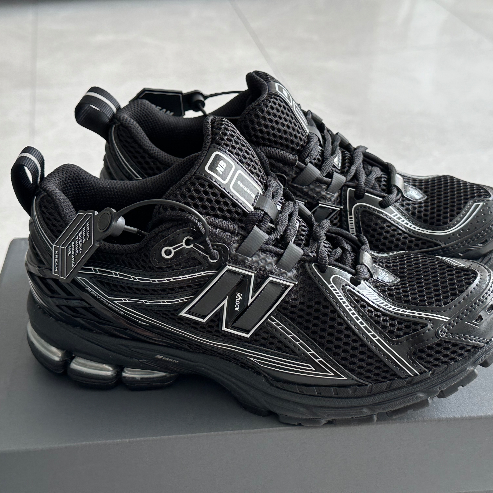 New Balance 1906R Black Silver Metallic 착용 스타일