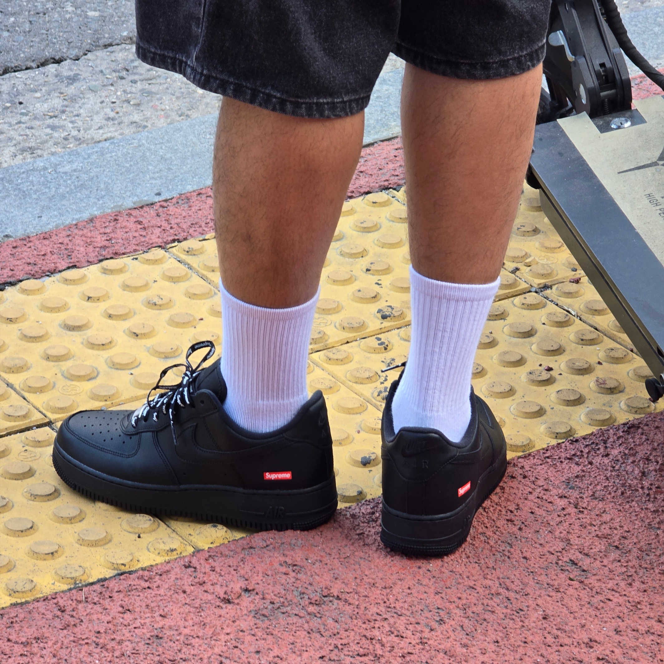Nike x Supreme Air Force 1 Low Black 착용 스타일
